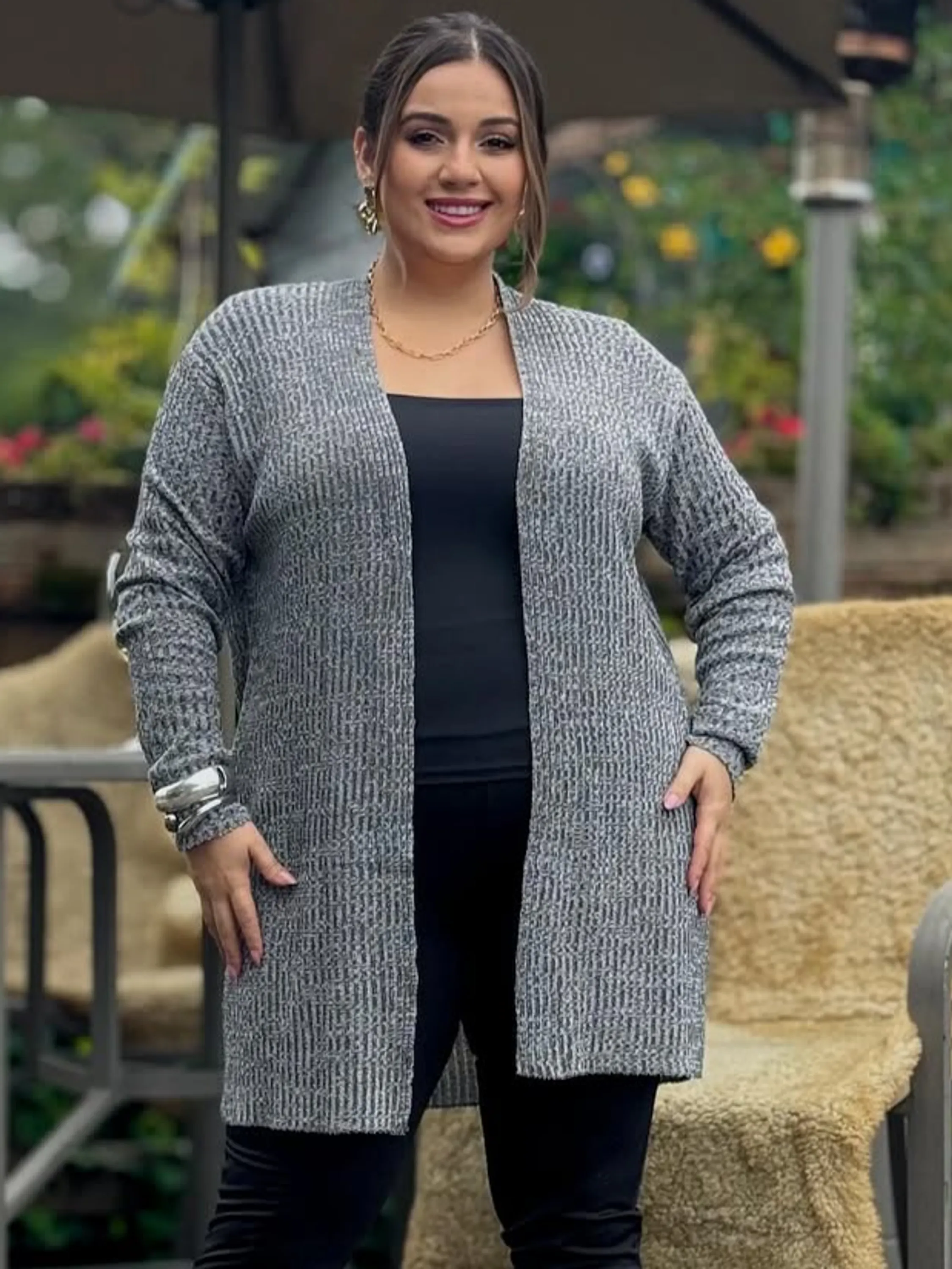 Cardigan trico canelado plus size.