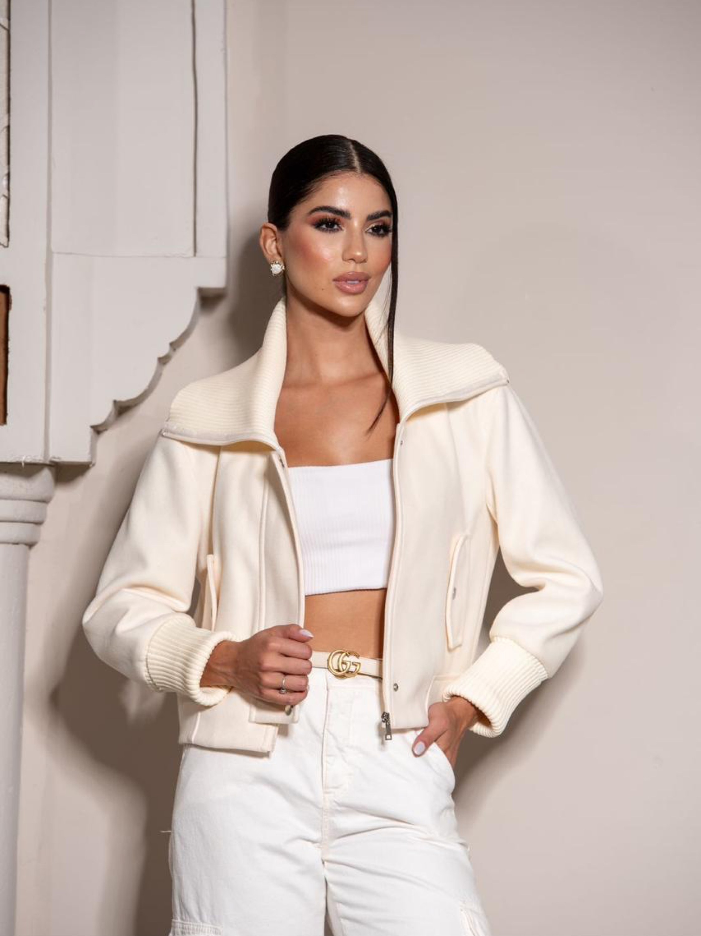 Jaqueta puffer lá batida com gola de cotelê feminino