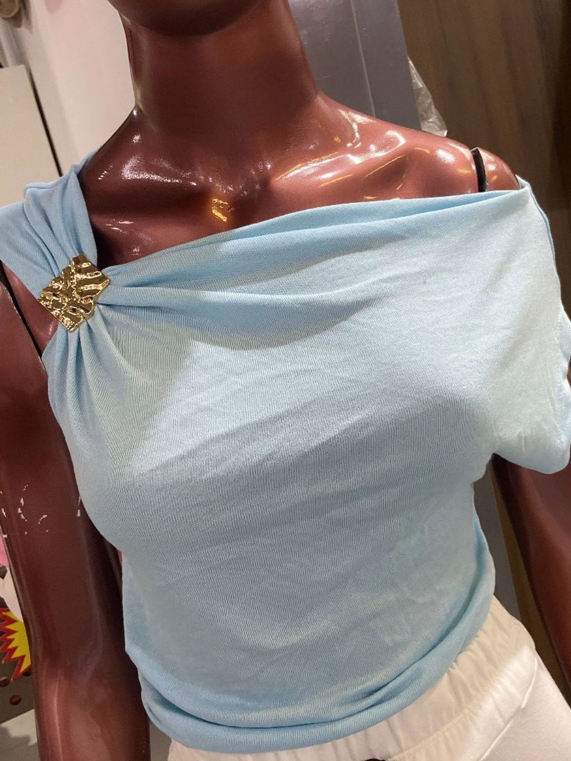 Blusa com fivela dourada lateral