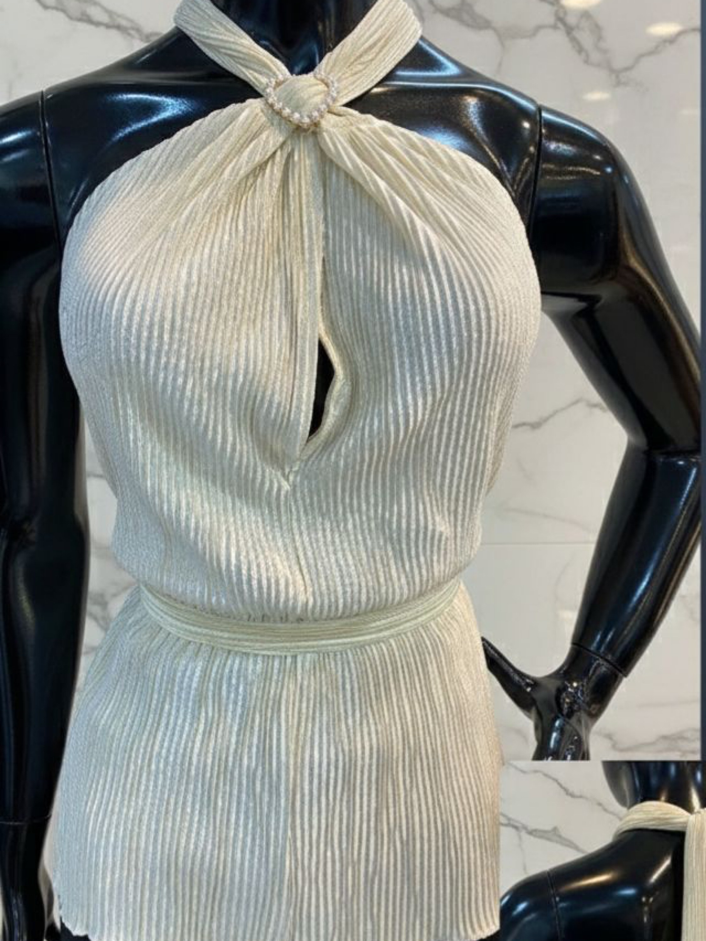 Blusa frente única com fivela de pérola