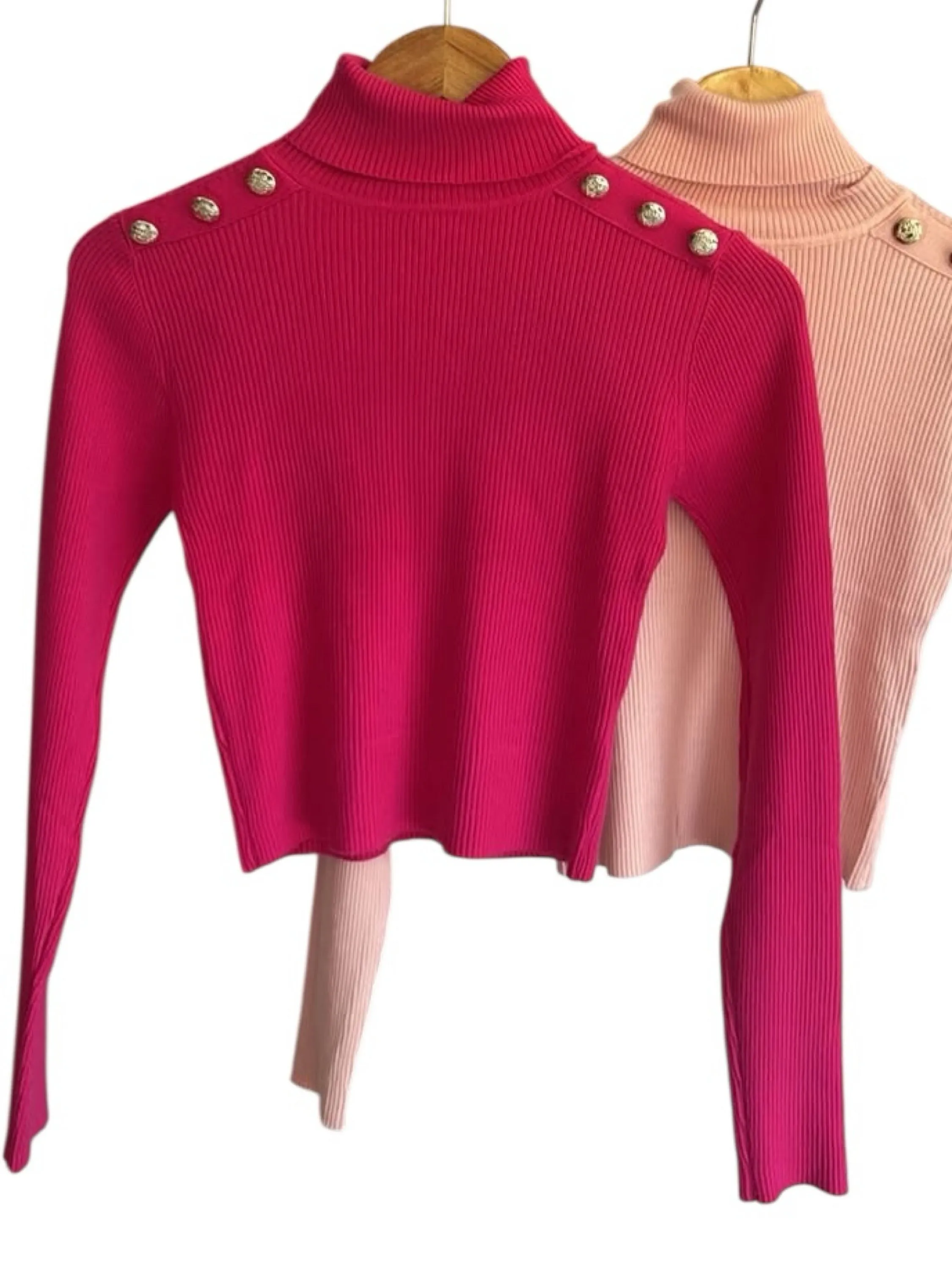 Blusa tricot modal com botões dourados