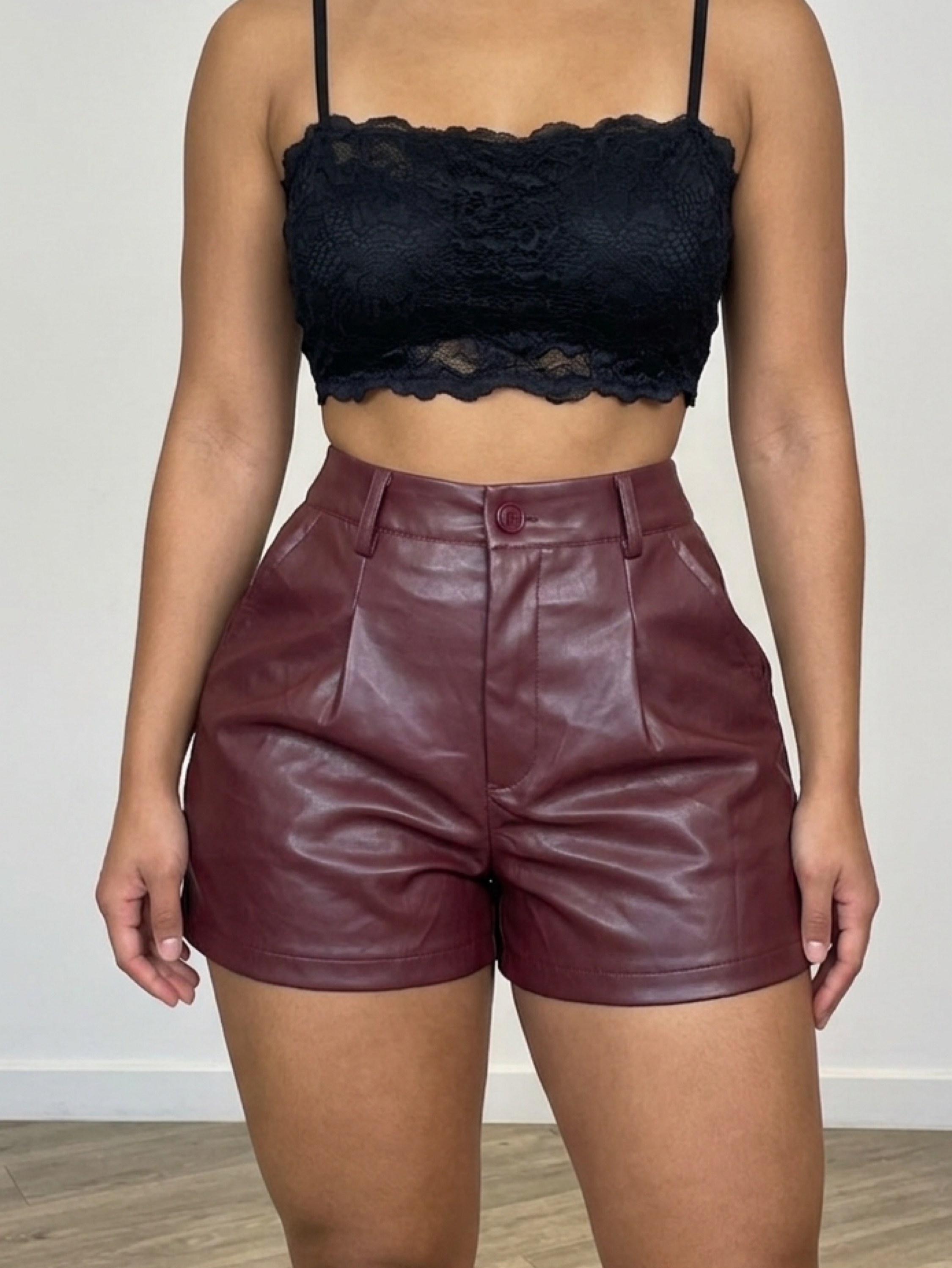 Short jeans couro fake