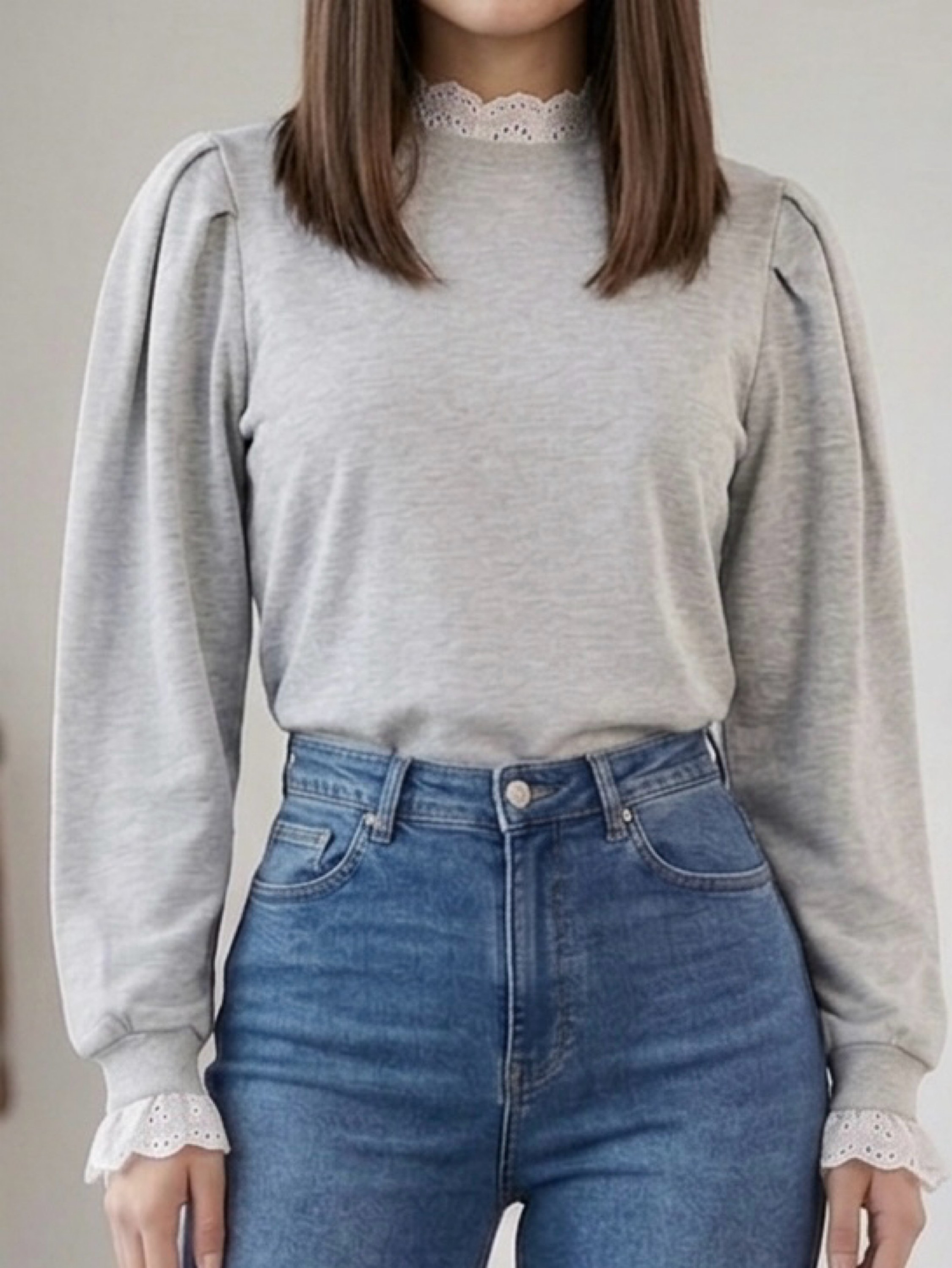 Blusa moletom com detalhe de renda