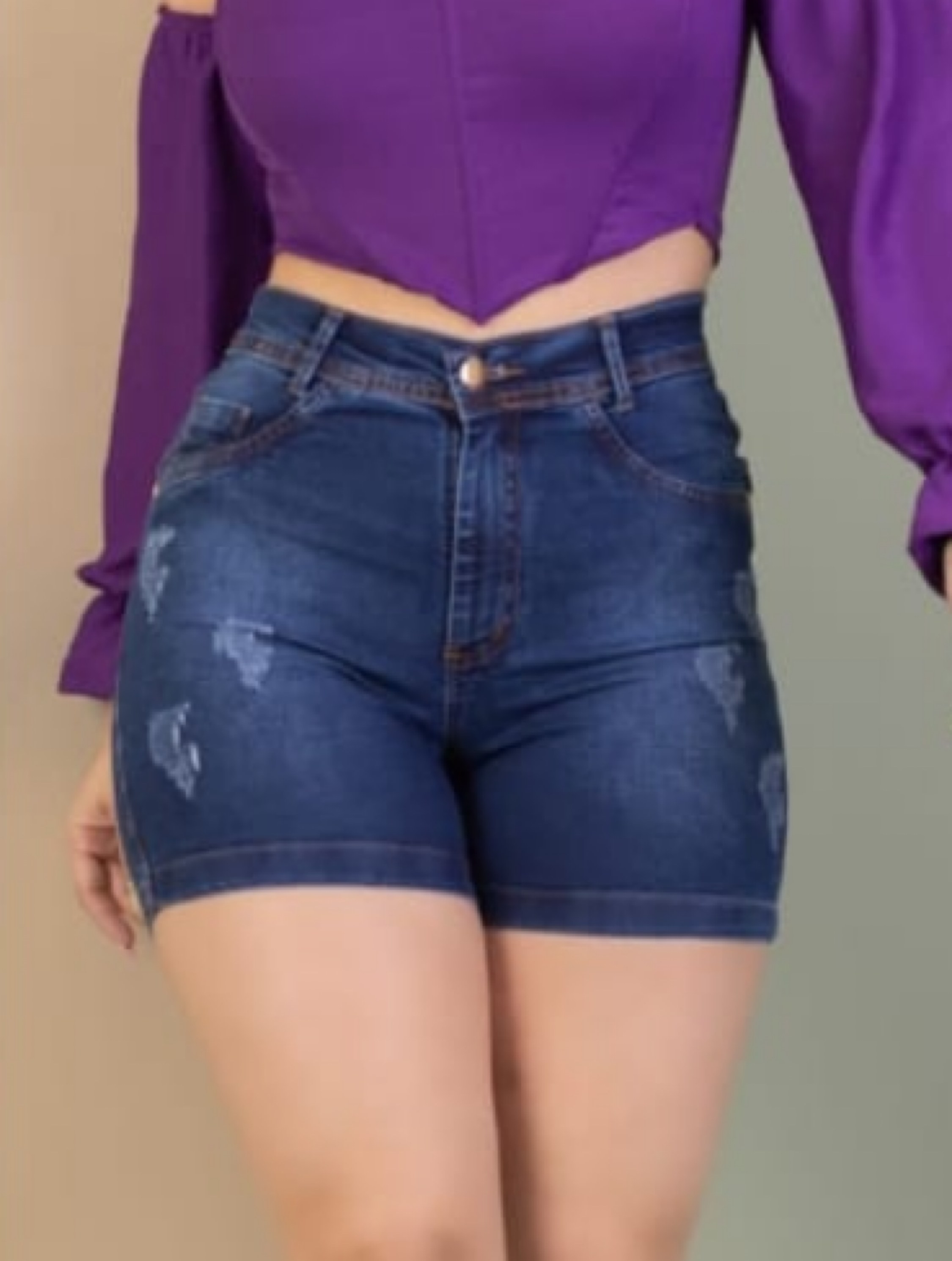 Shorts Meia Coxa com puídos