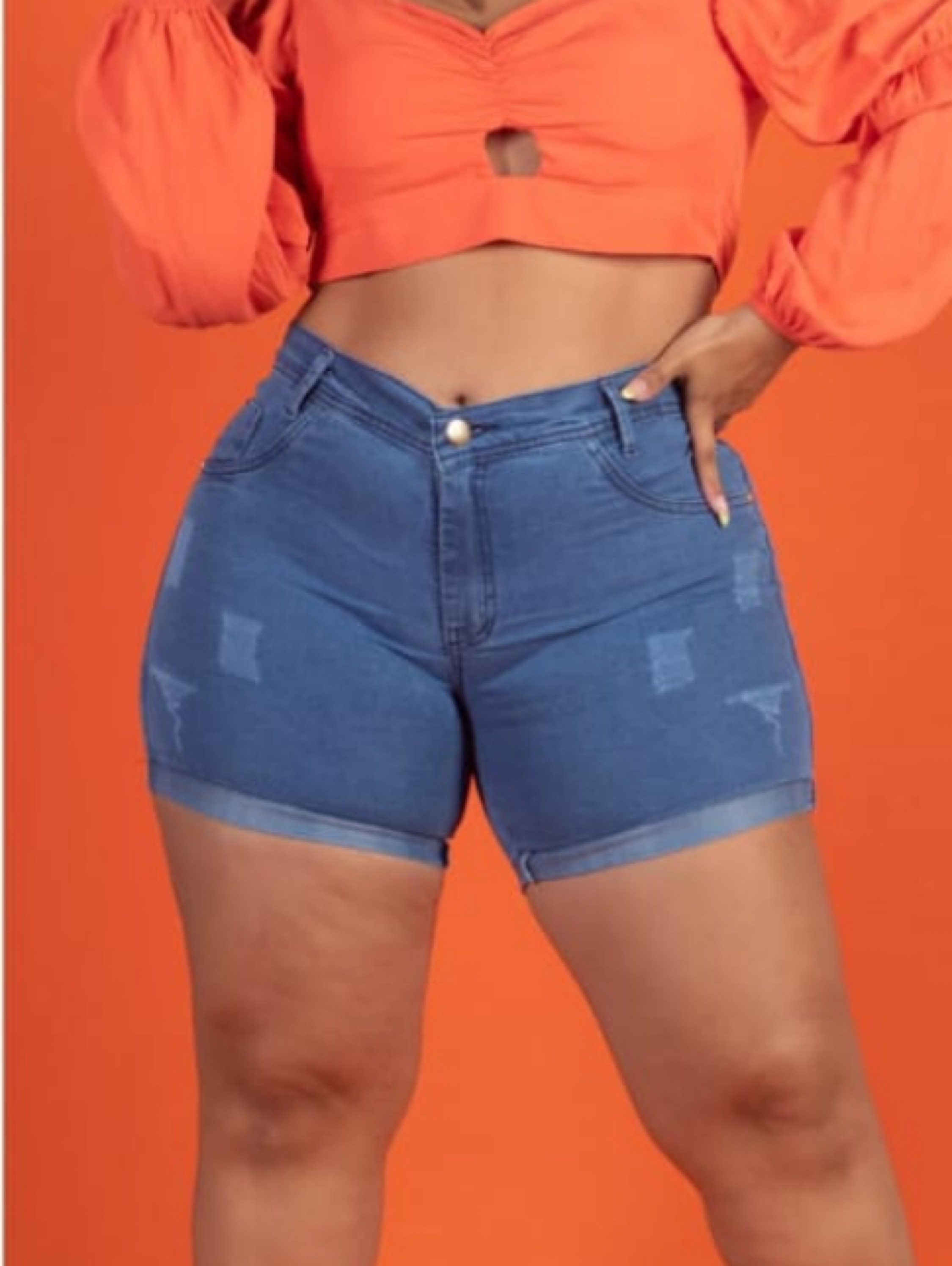 Shorts Meia Coxa Plus com puídos