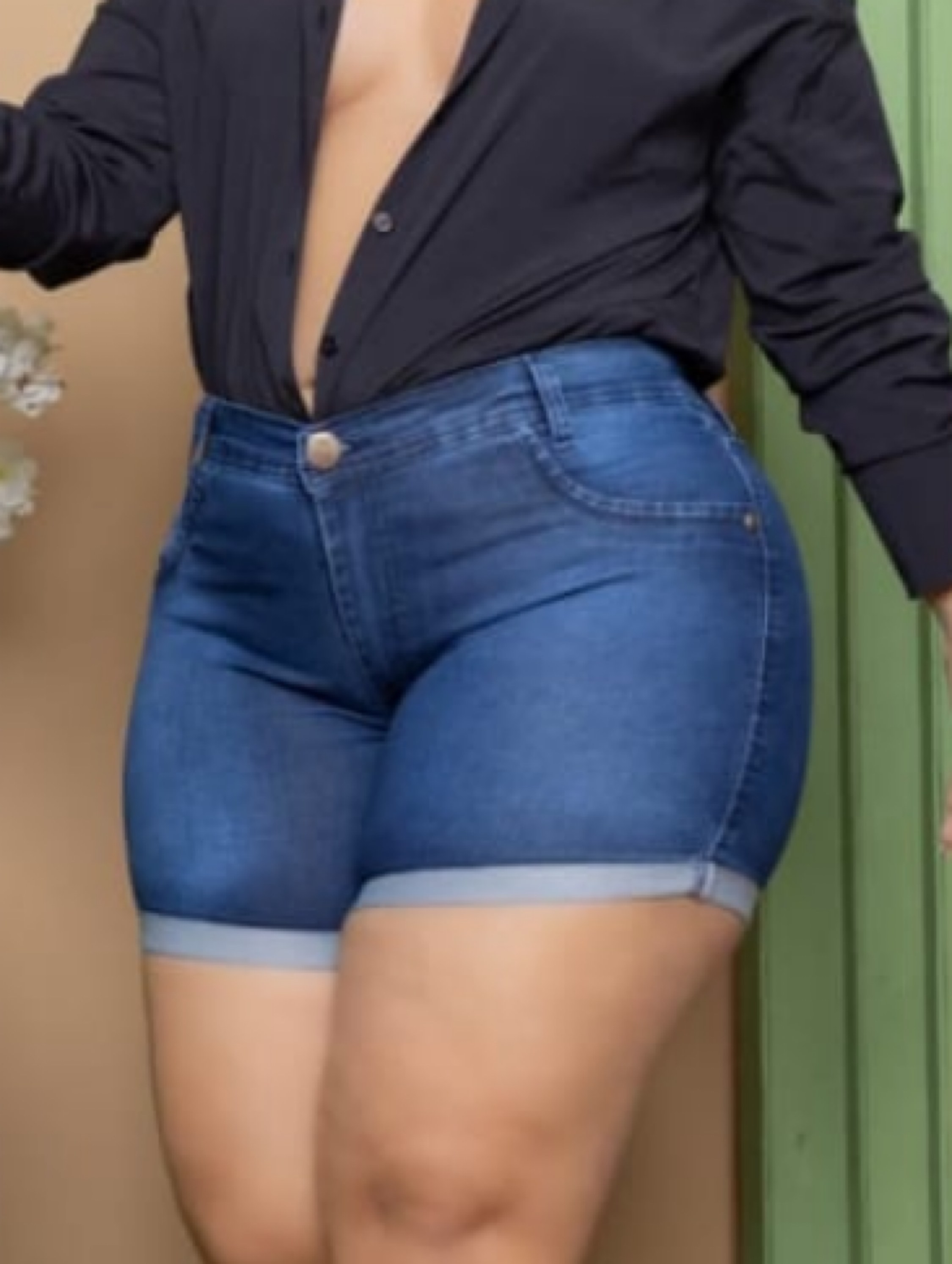 Shorts Meia Coxa Plus com barrinha dobrada