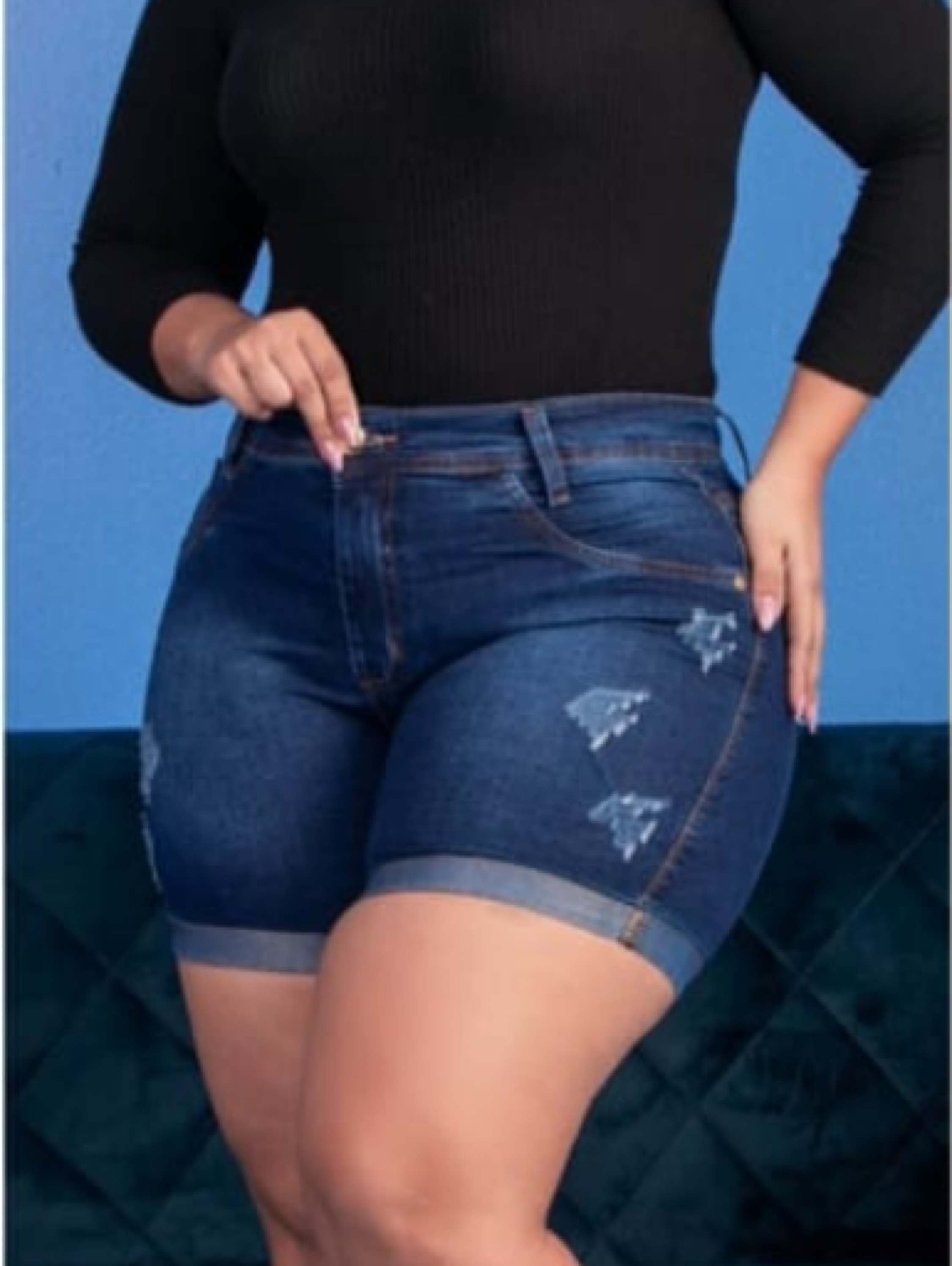 Shorts Meia Coxa Plus com barrinha dobrada