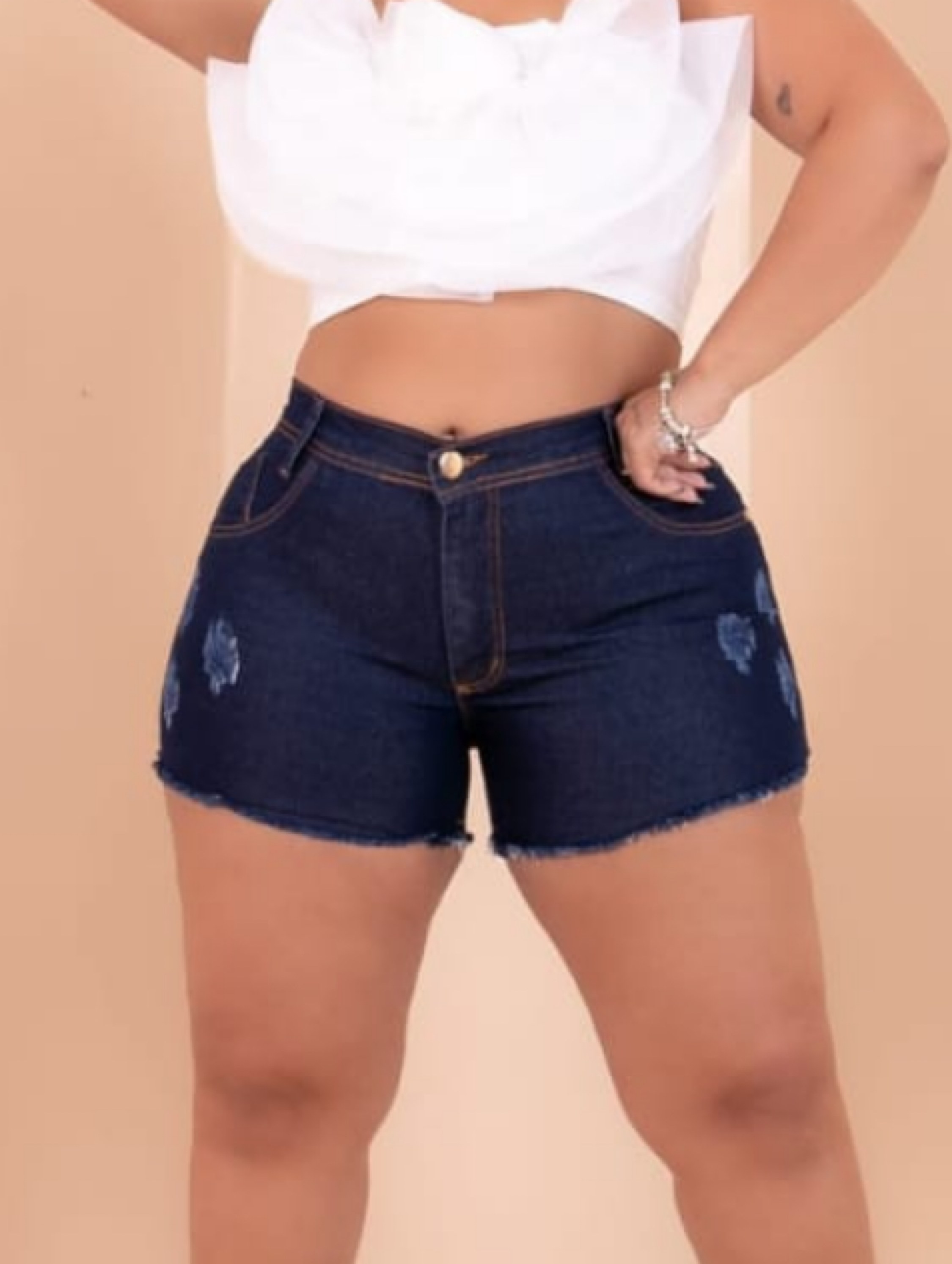 Shorts Curto Plus com puídos