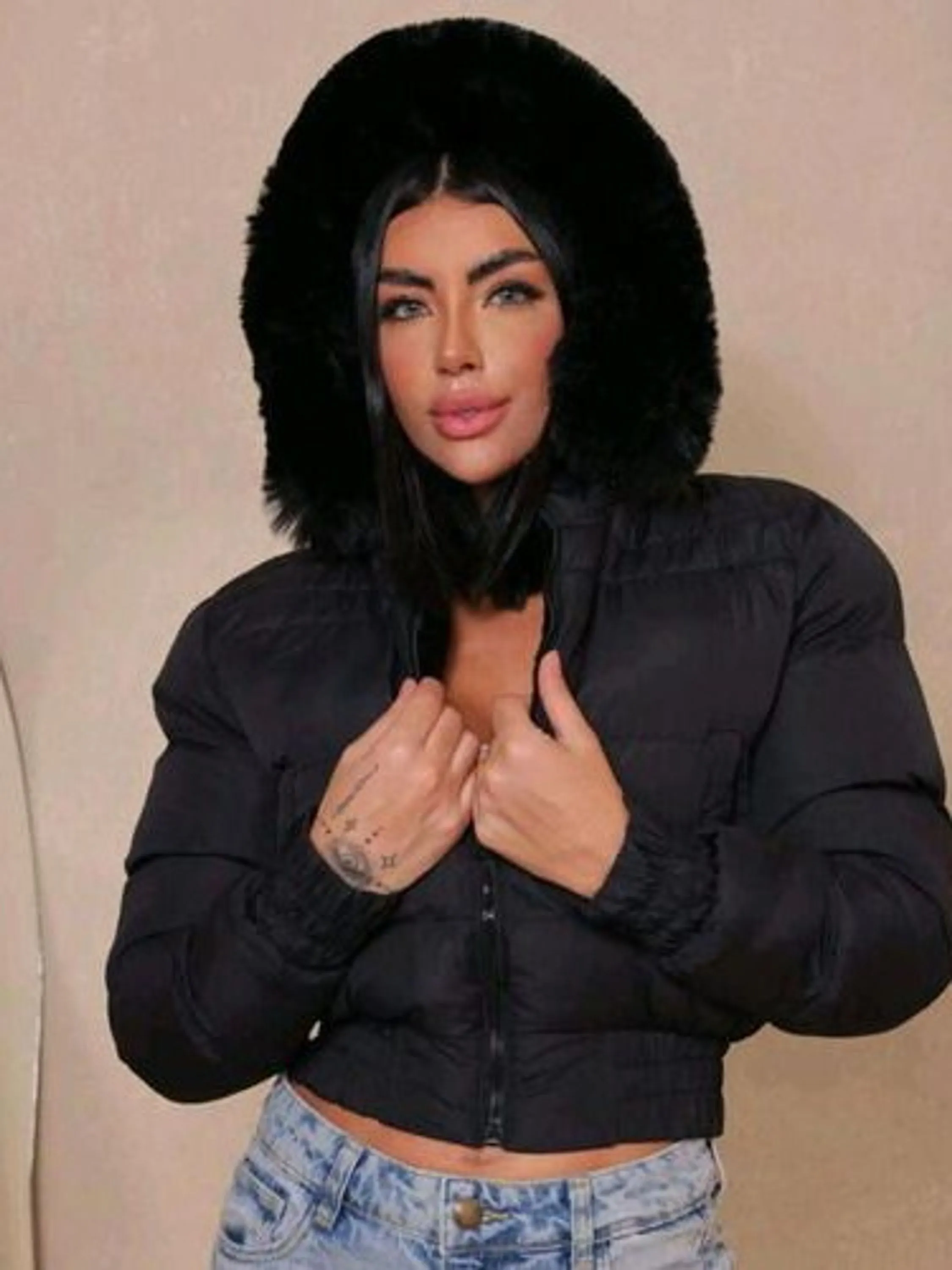 Jaqueta puffer feminina peluciada