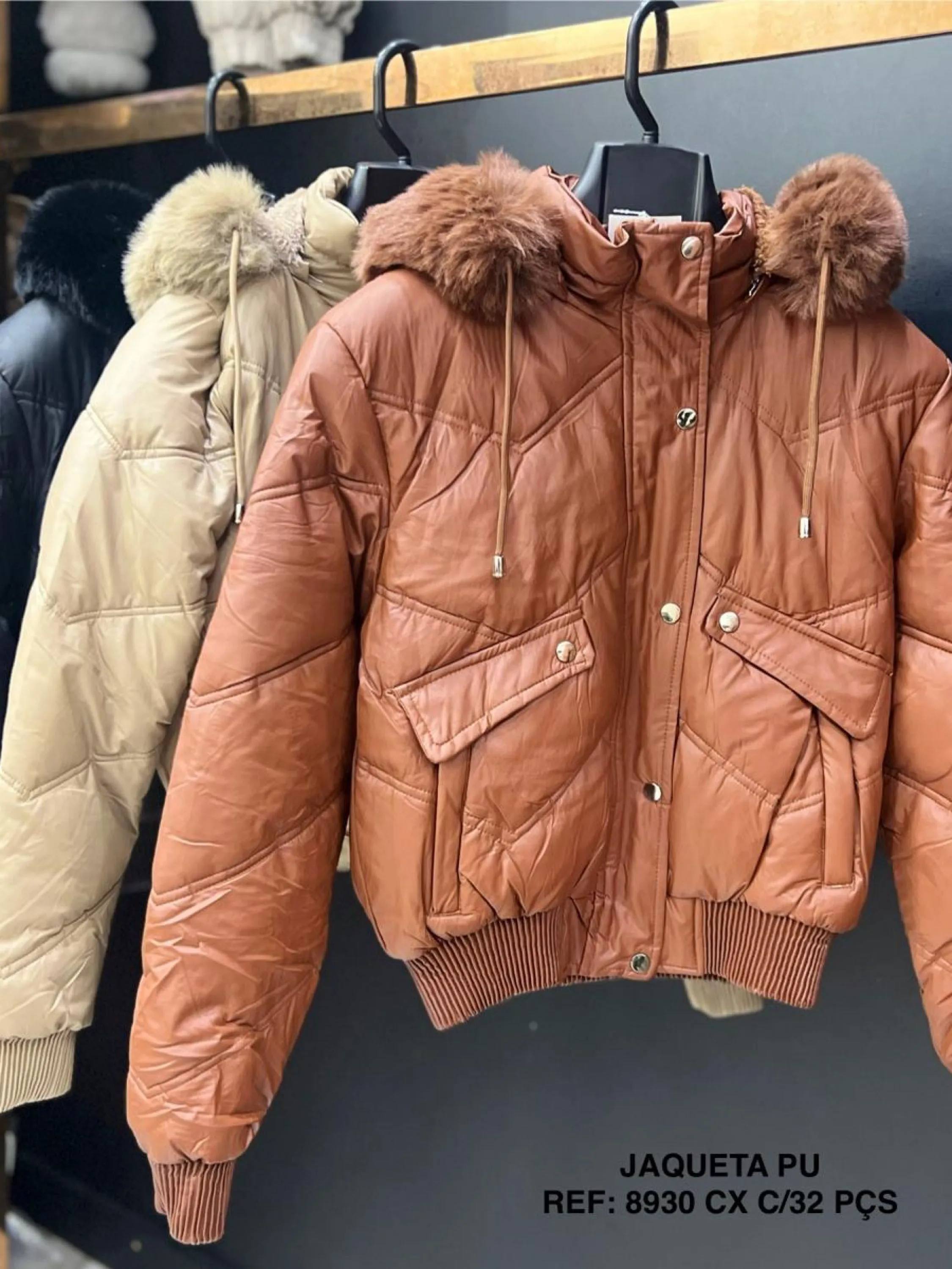 Jaqueta puffer couro com toca forrada