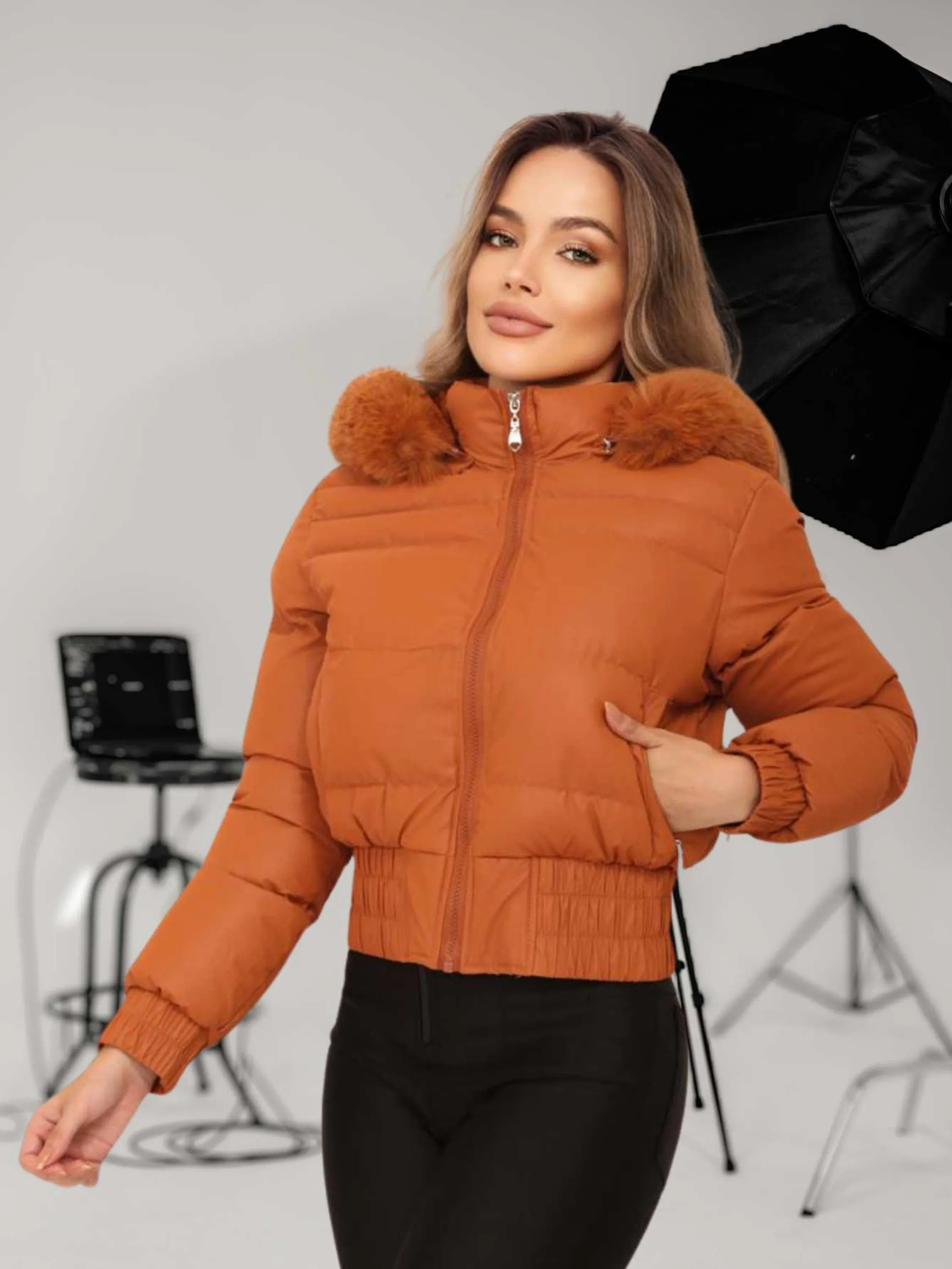 Jaqueta de Frio Feminina da Moda de Inverno de couro Estilosa com Touca de pelinho e bolsos  - AL-661