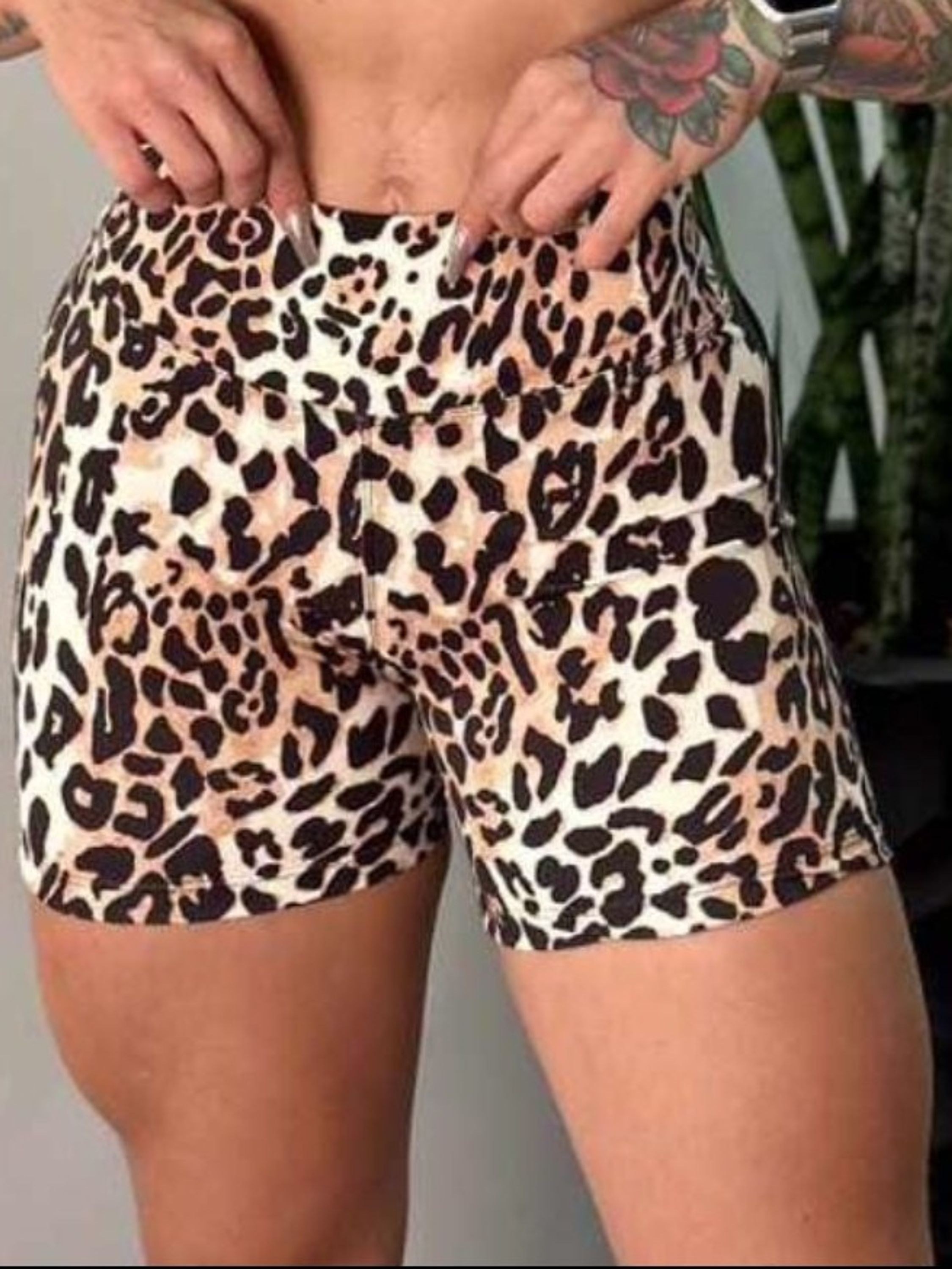 Shortinho curto com estampa animal print