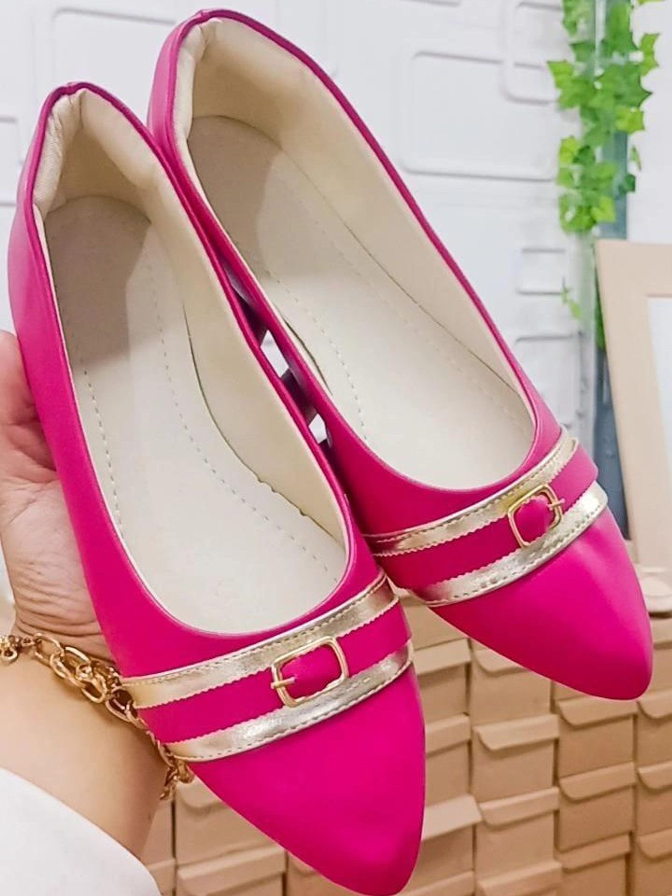 Sapatilha com fivela dourado