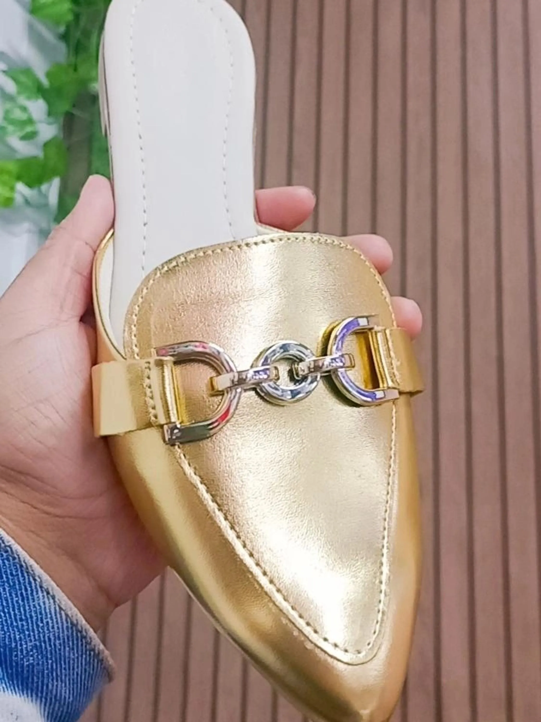 Mule dourado nude