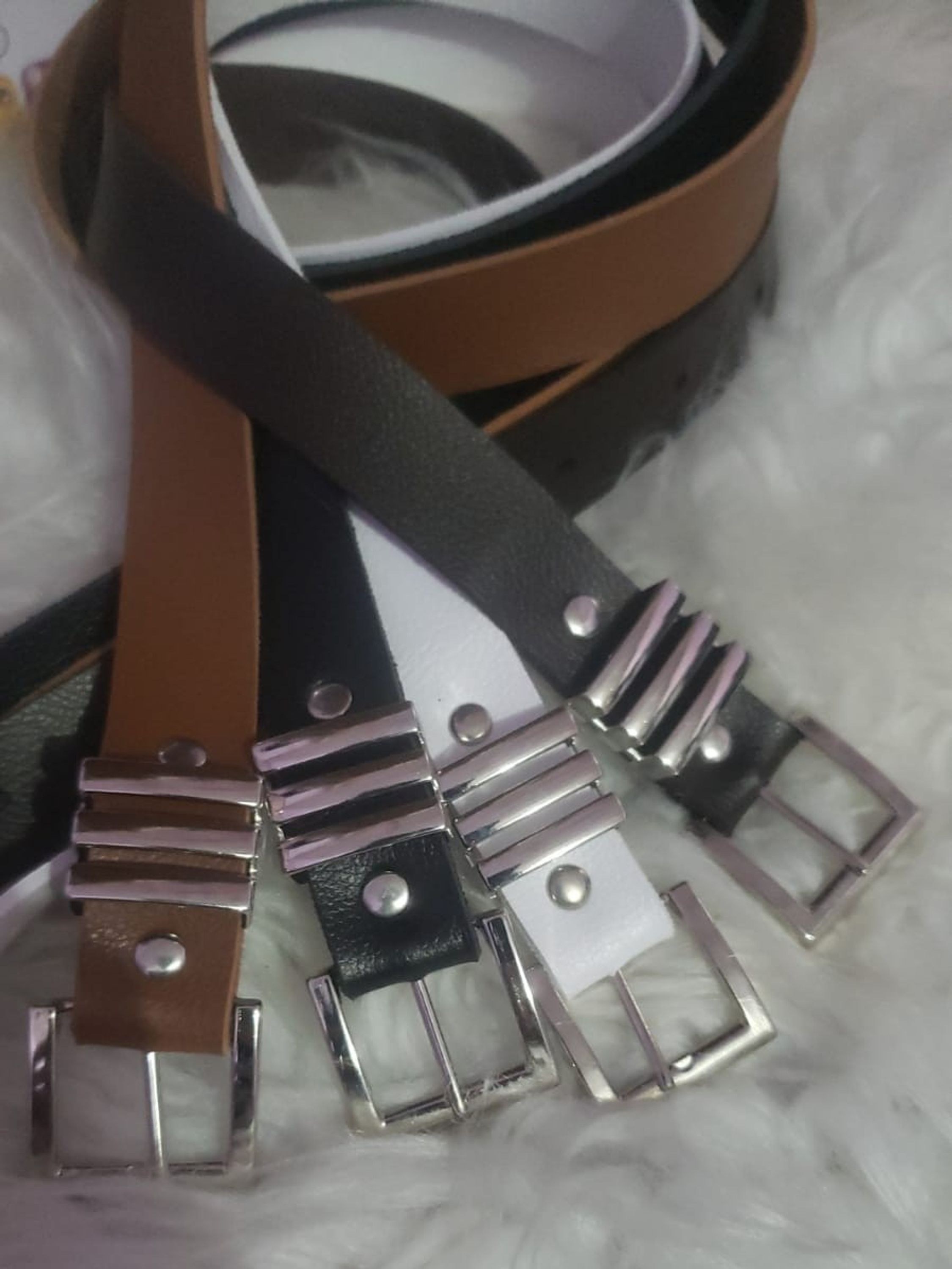 Cinto de fivela prateada