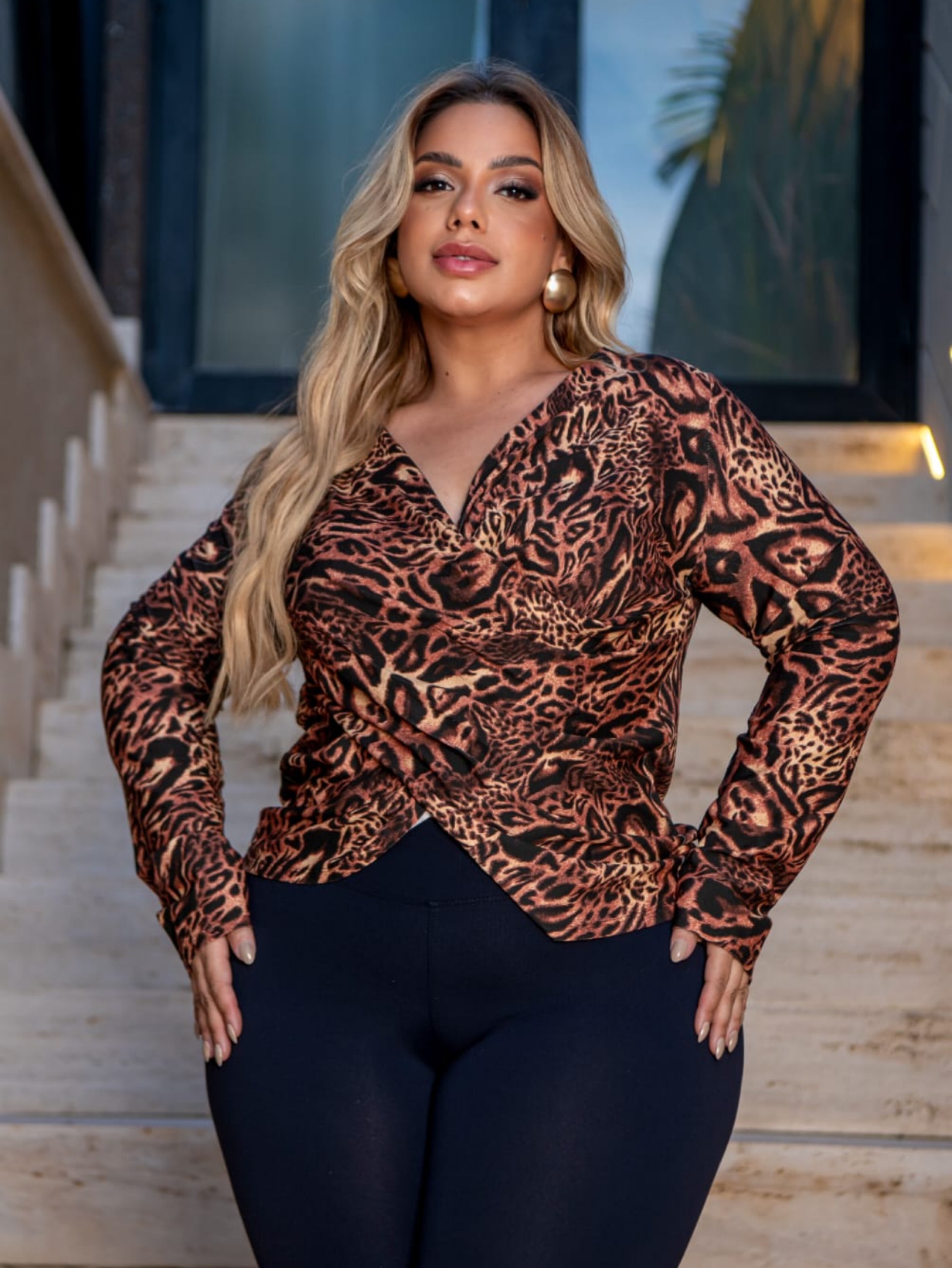 Blusa transpassada estampada Plus Size