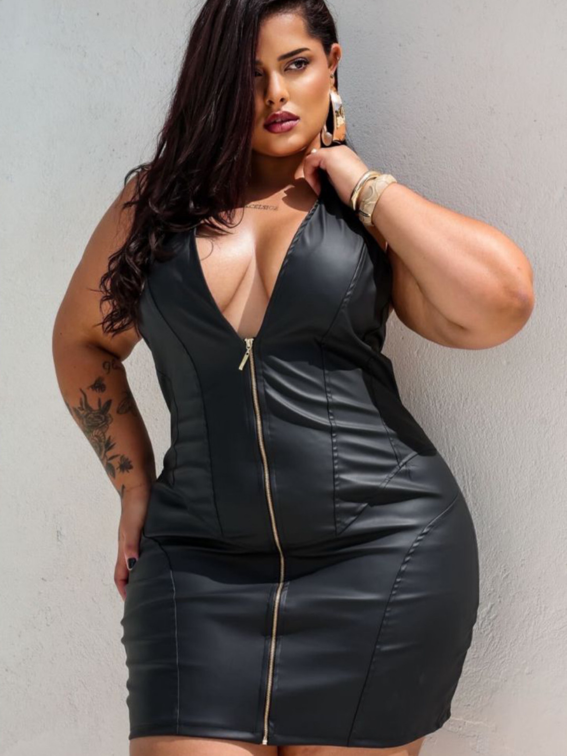Vestido couro zíper Plus Size