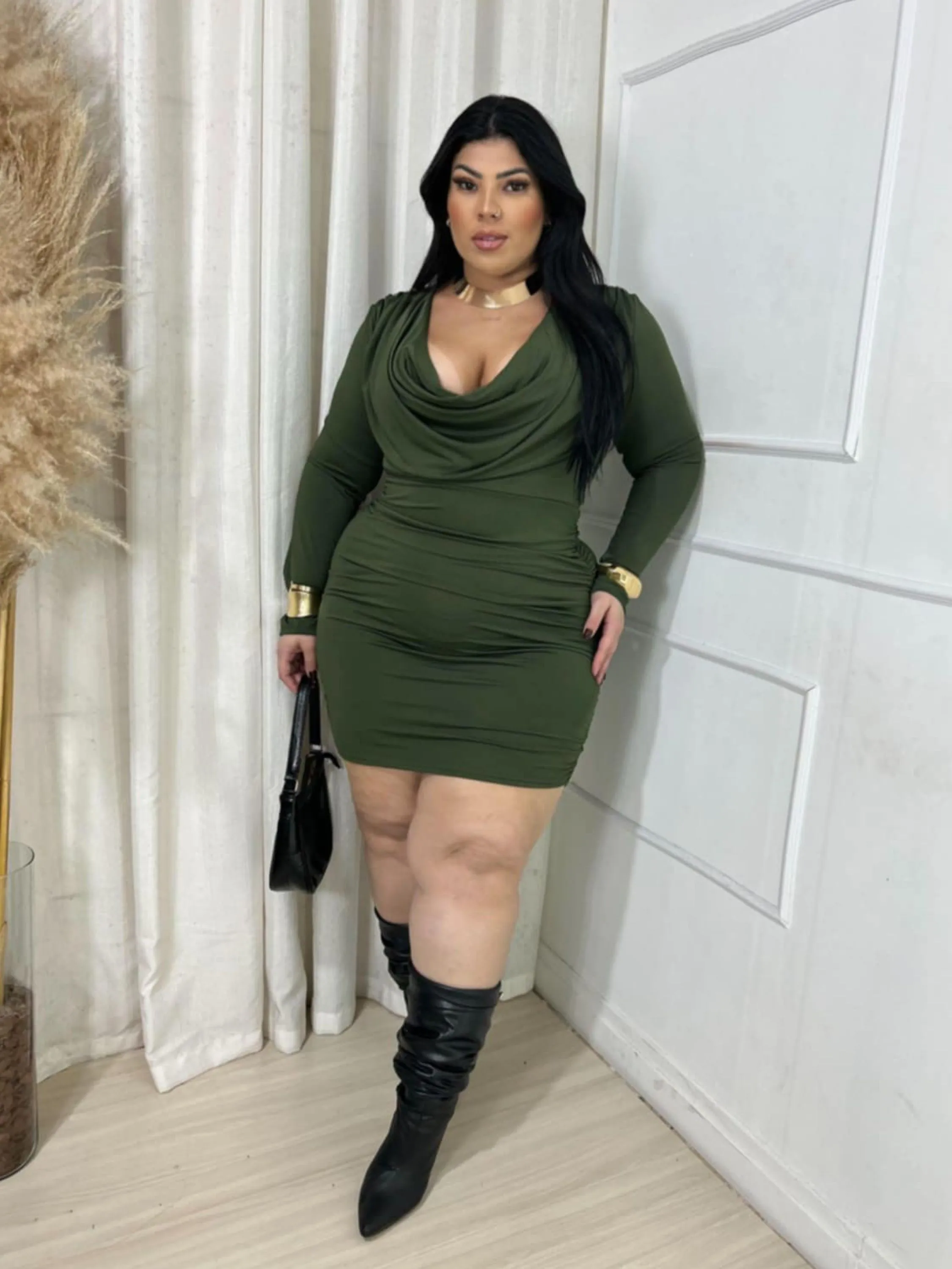 Vestido decote manga longa Plus Size