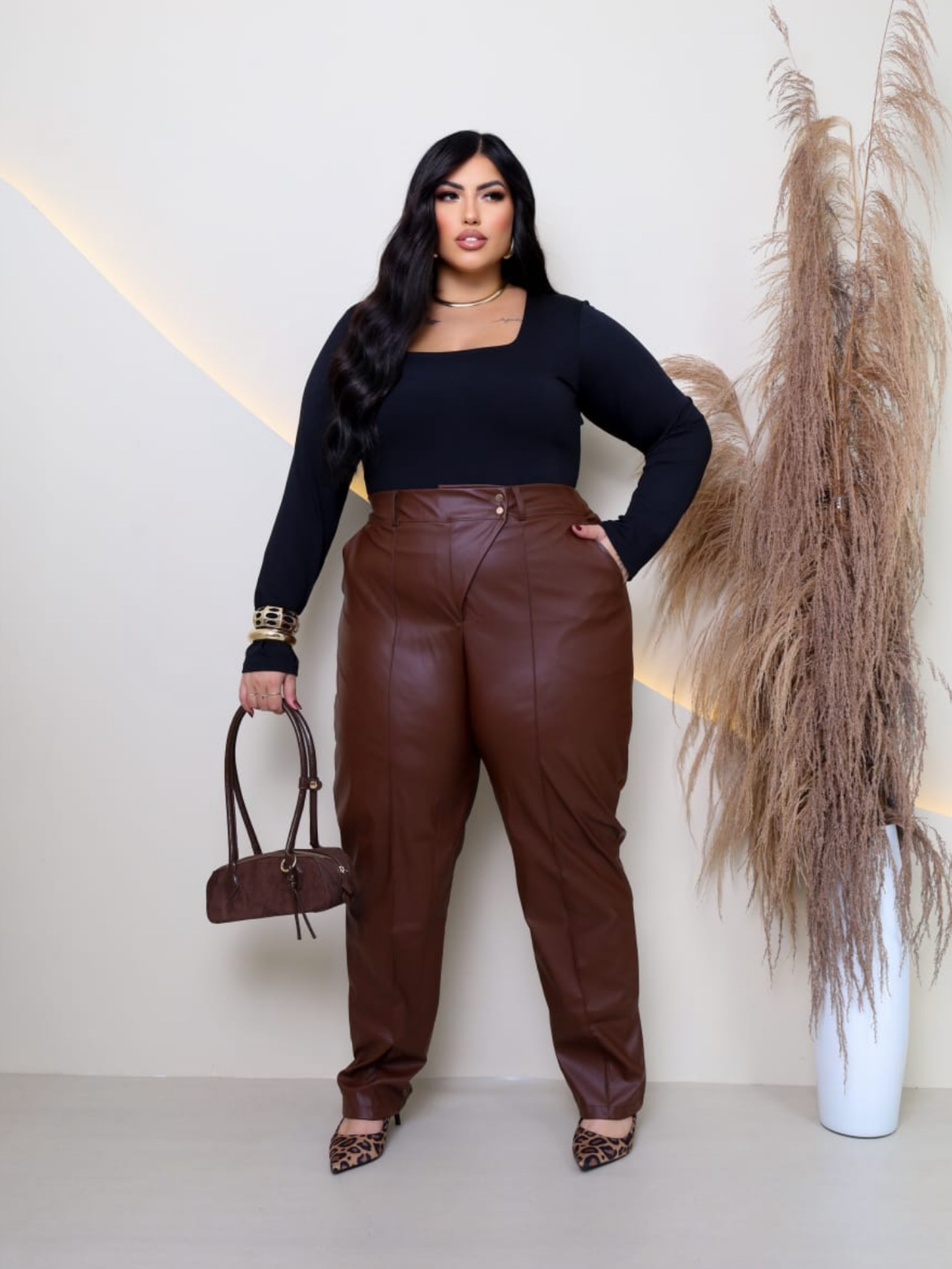 Calça couro botão Plus Size