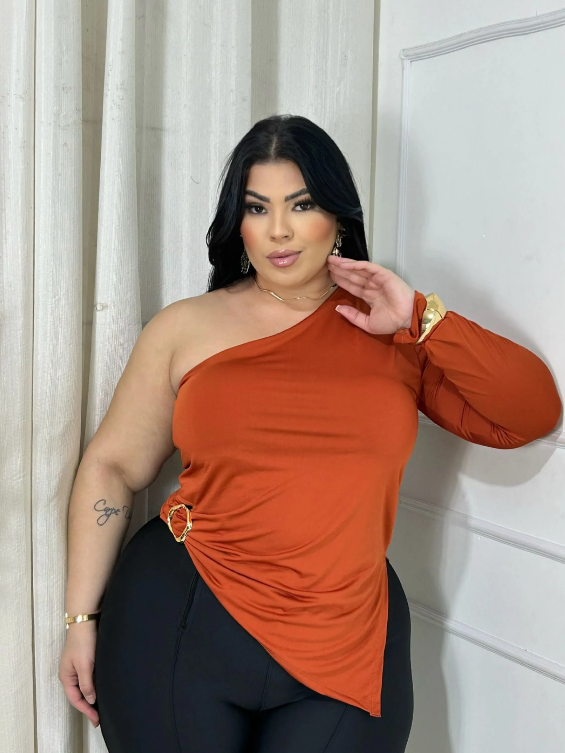 Blusa assimétrica fivela Plus Size