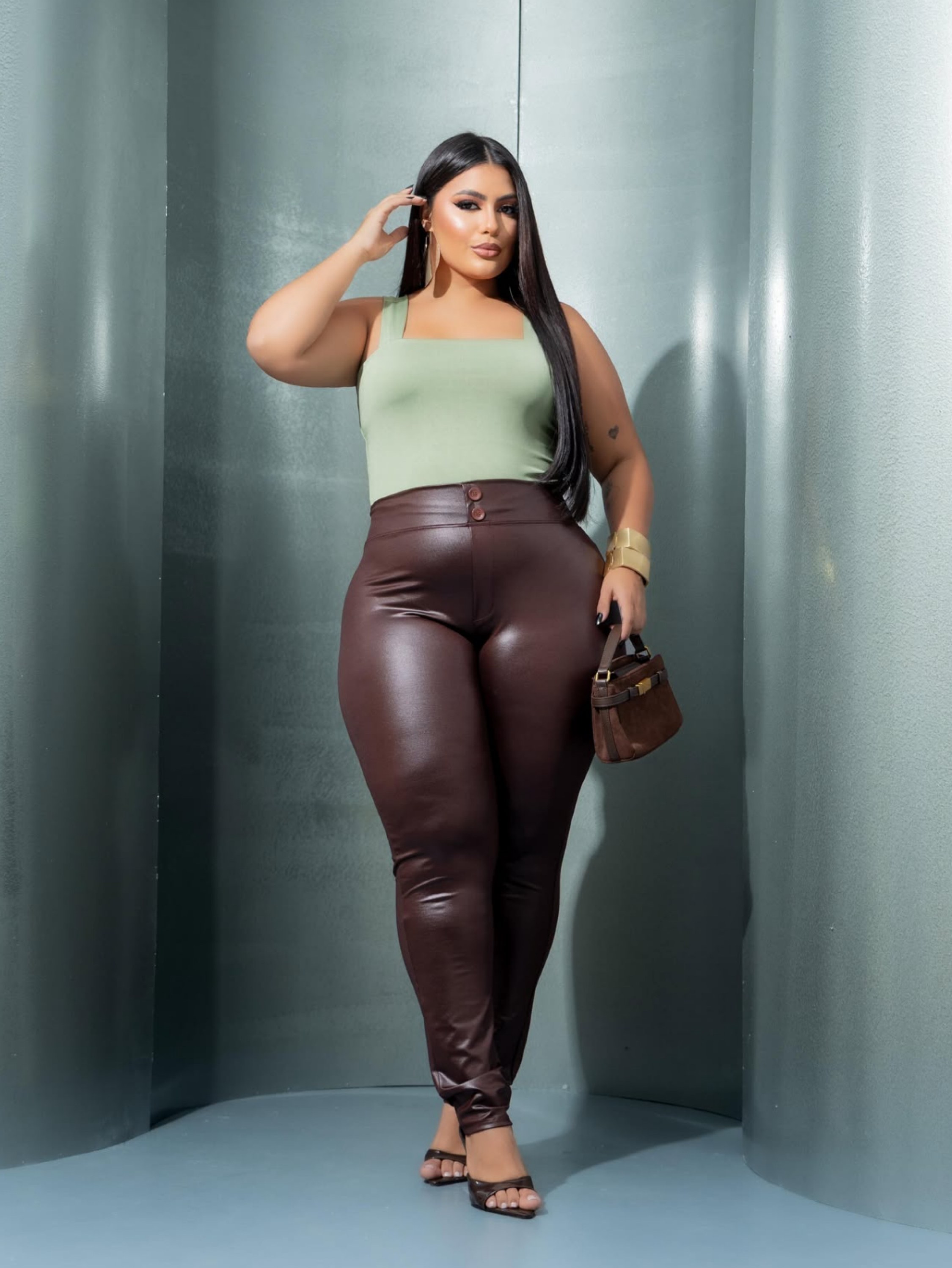 Calça cirre dois botões Plus Size