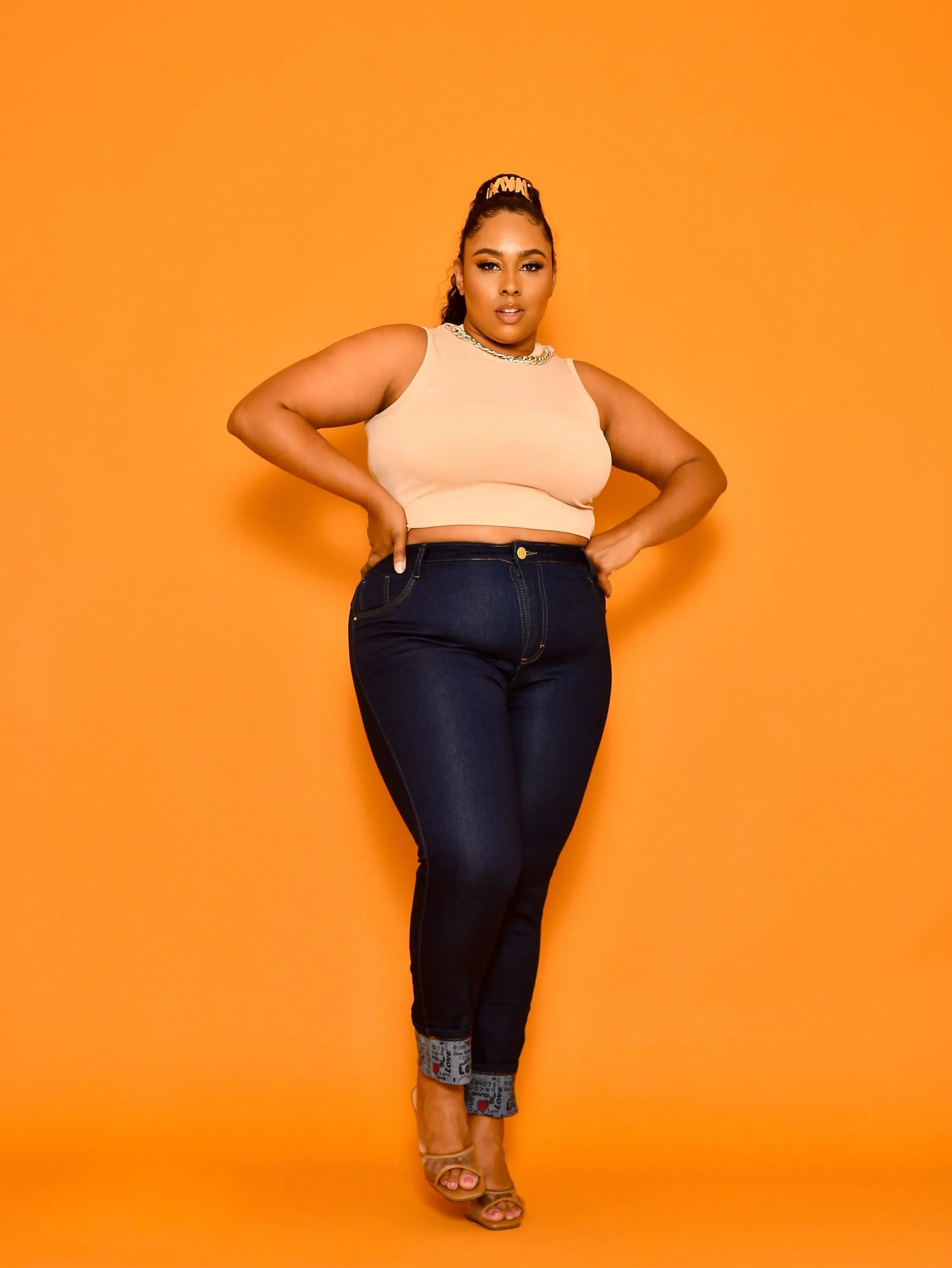 Calça plus size skinny com lykra escura barra love