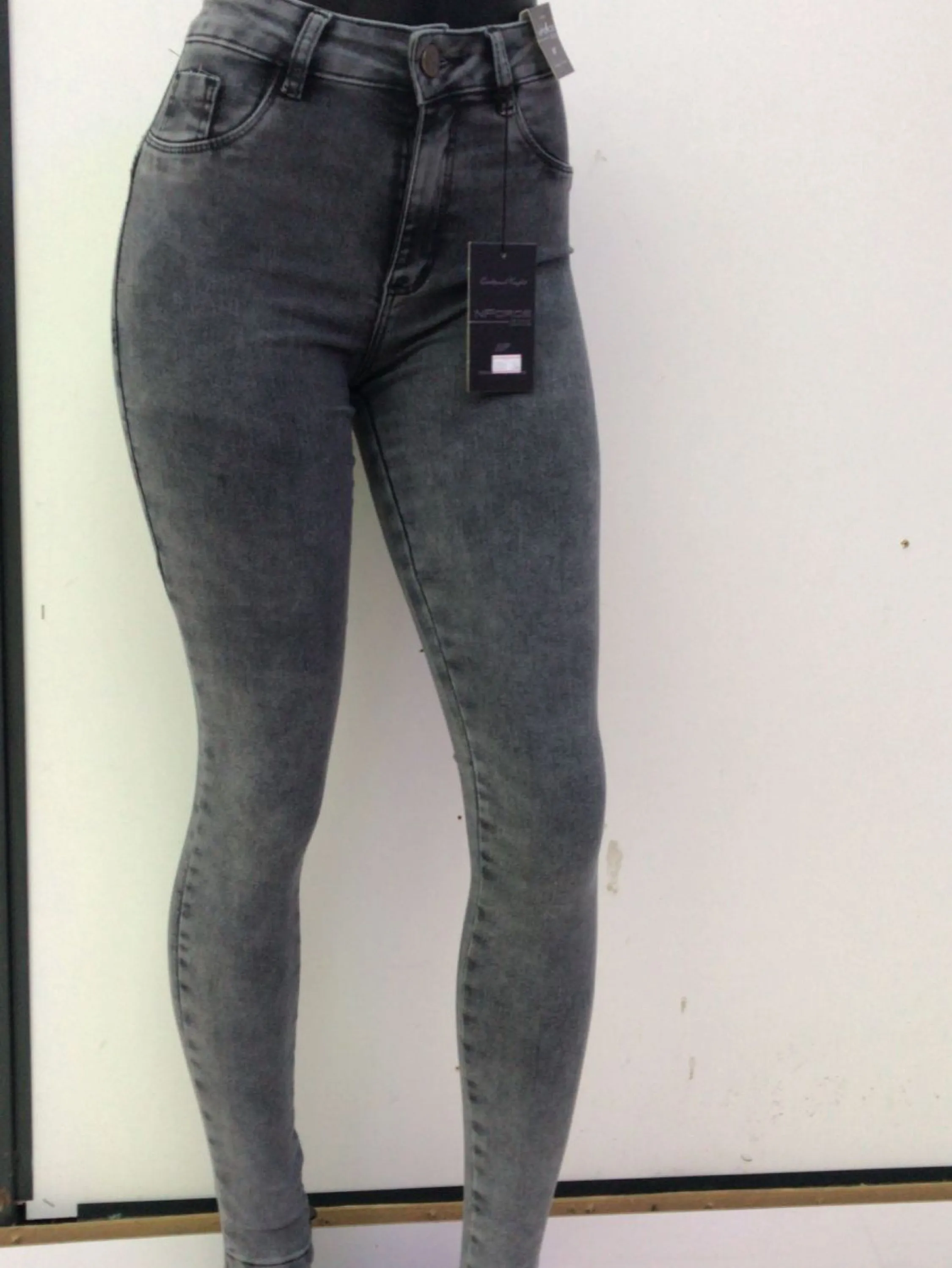 Calça jeans skiny cinza chumbo cintura alta com elastano