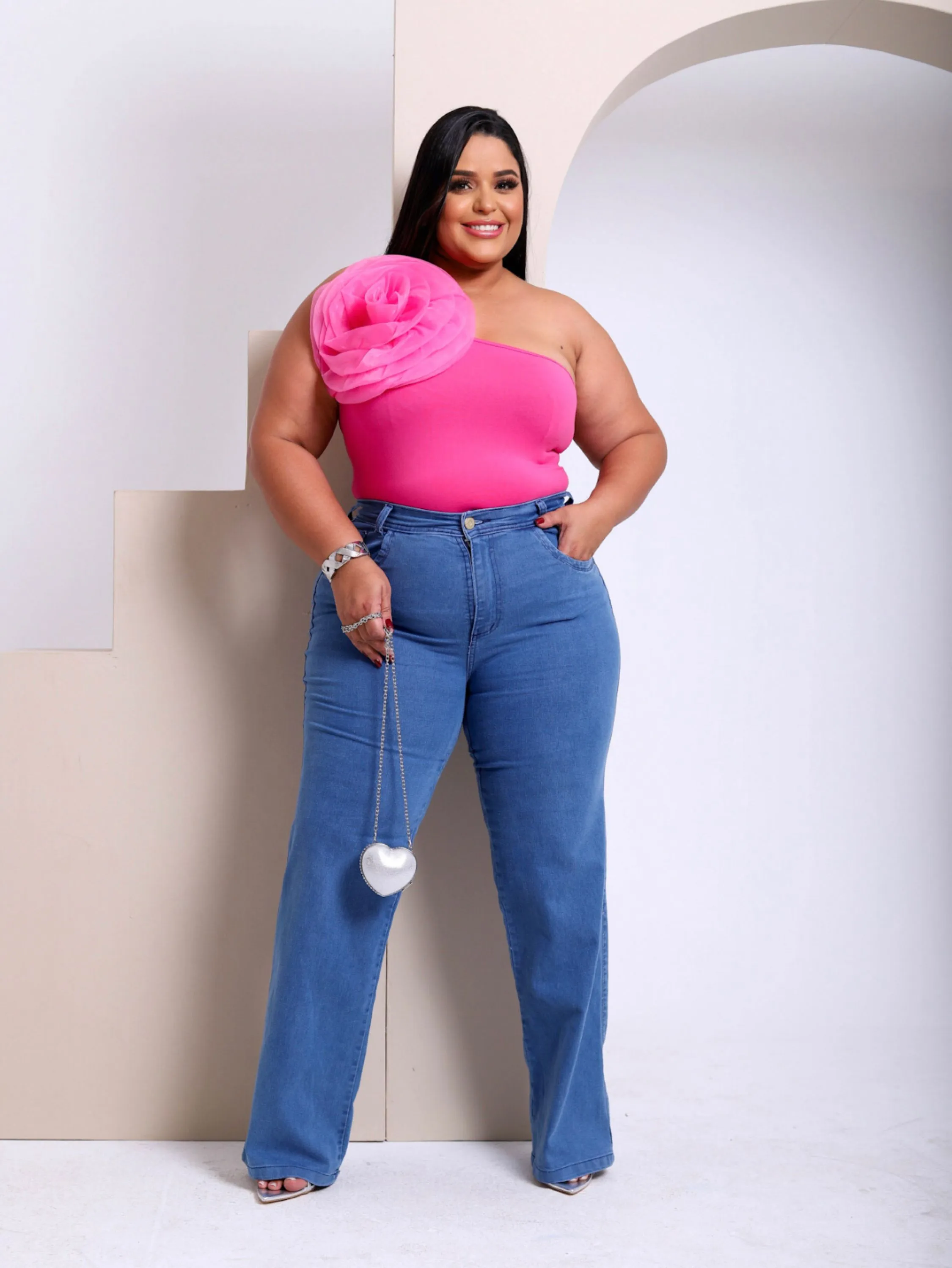 Calça wide leg jeans plus size lavagem clara com elastano cintura alta