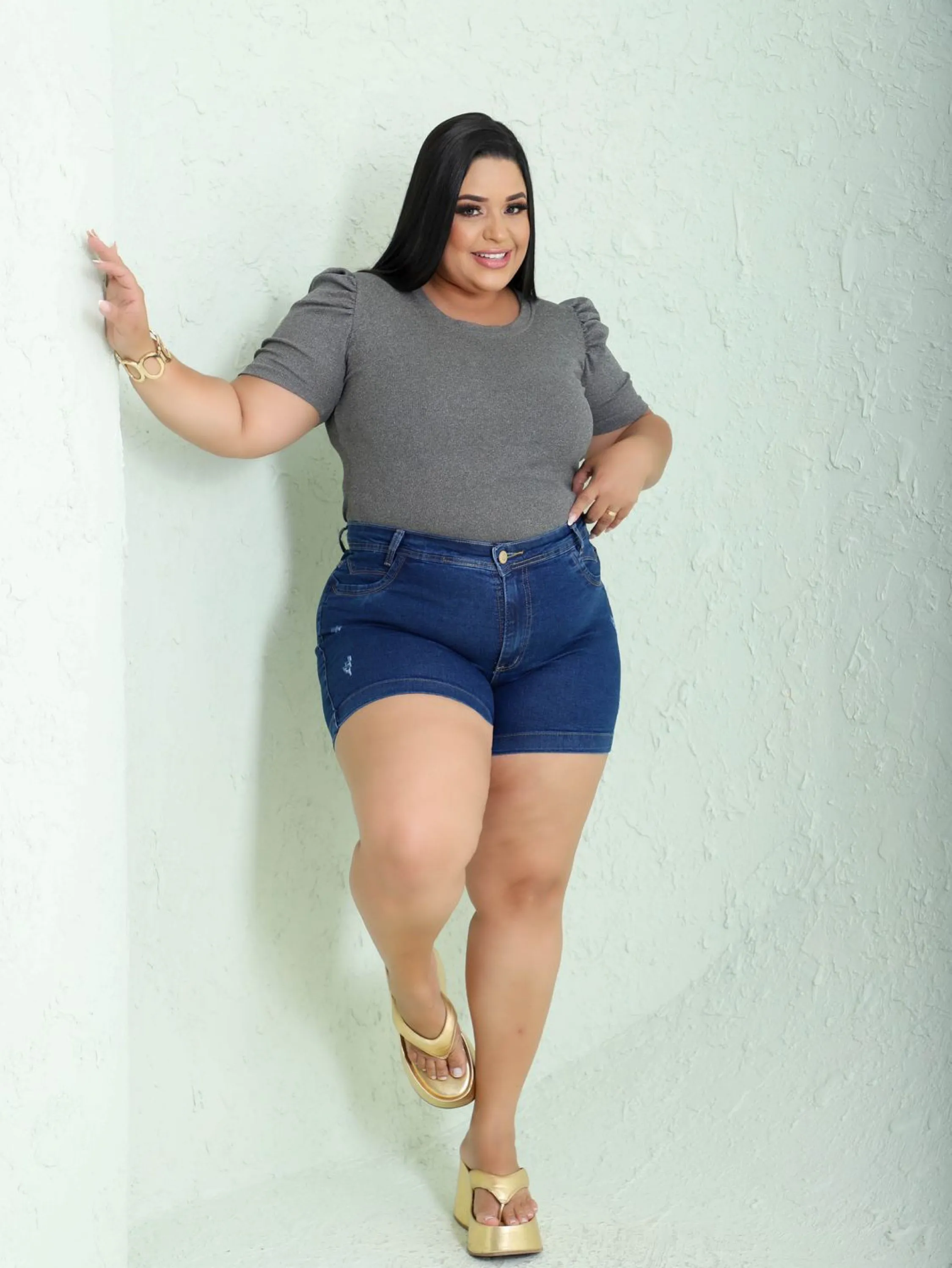 Meia coxa jeans feminina plus size com puído lavagem escura modeladora com elastano