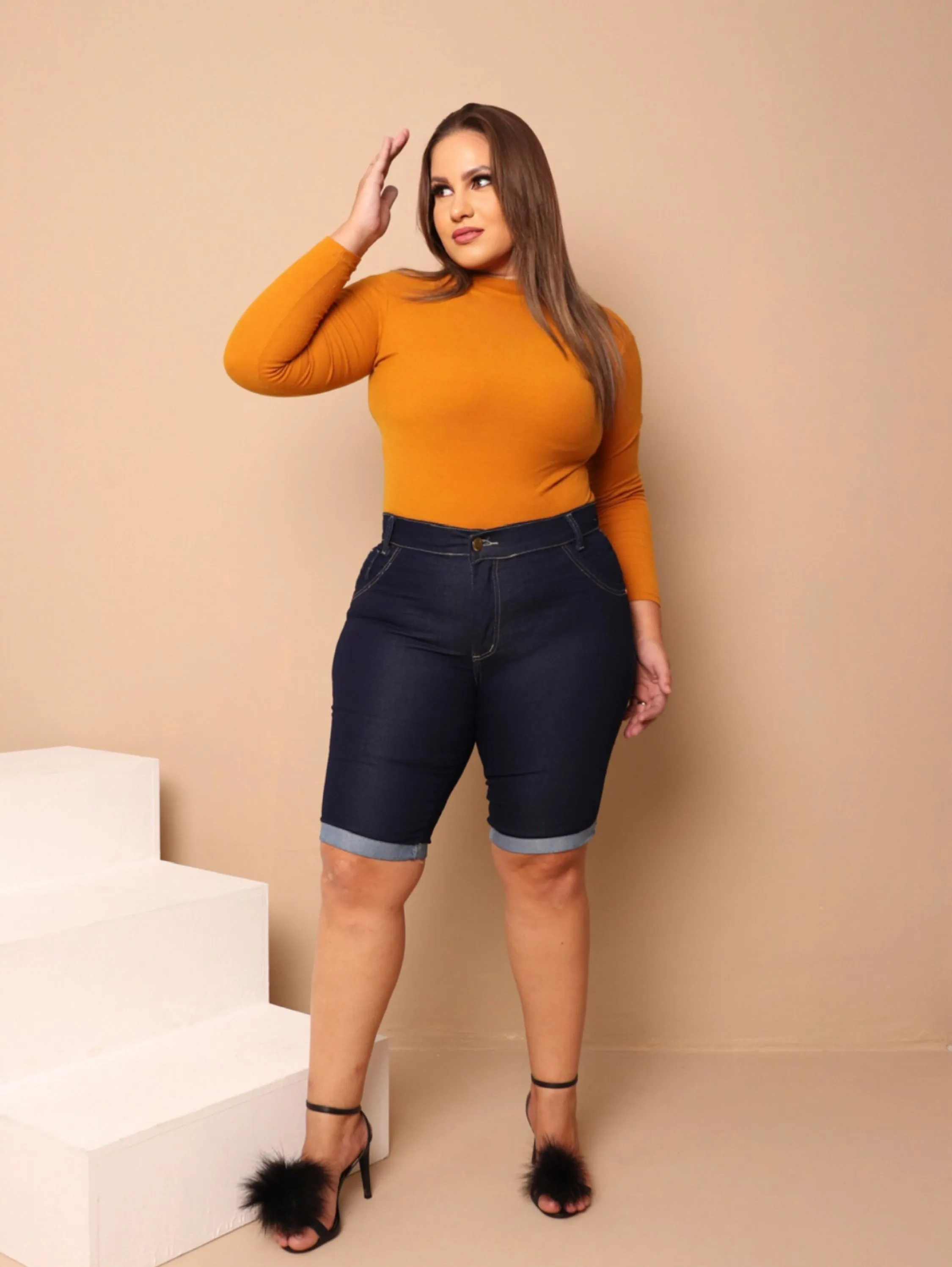 Bermuda pedal jeans feminina plus size cintura alta com elastano virada na barra