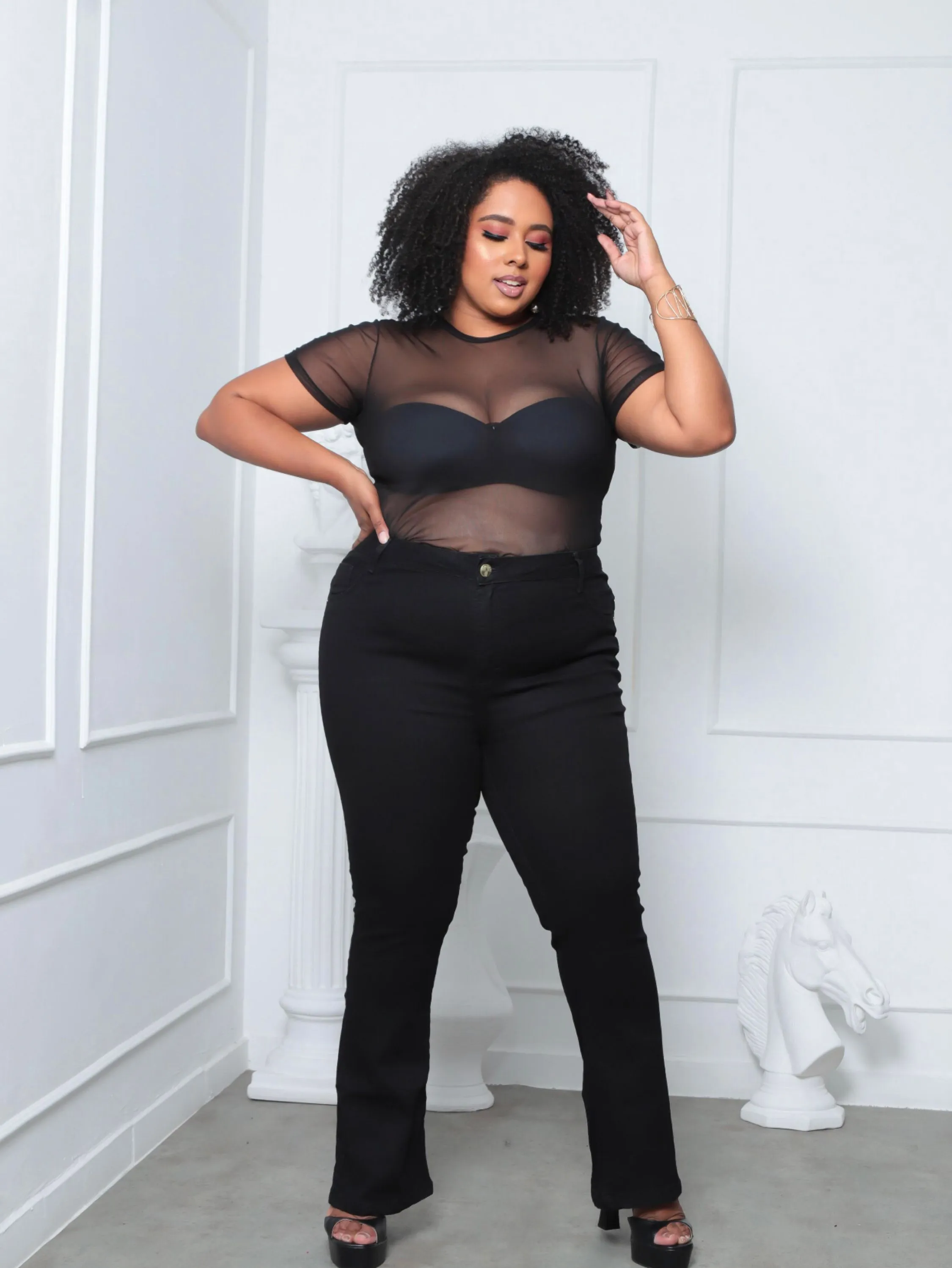 Calça flare plus size preta com lykra