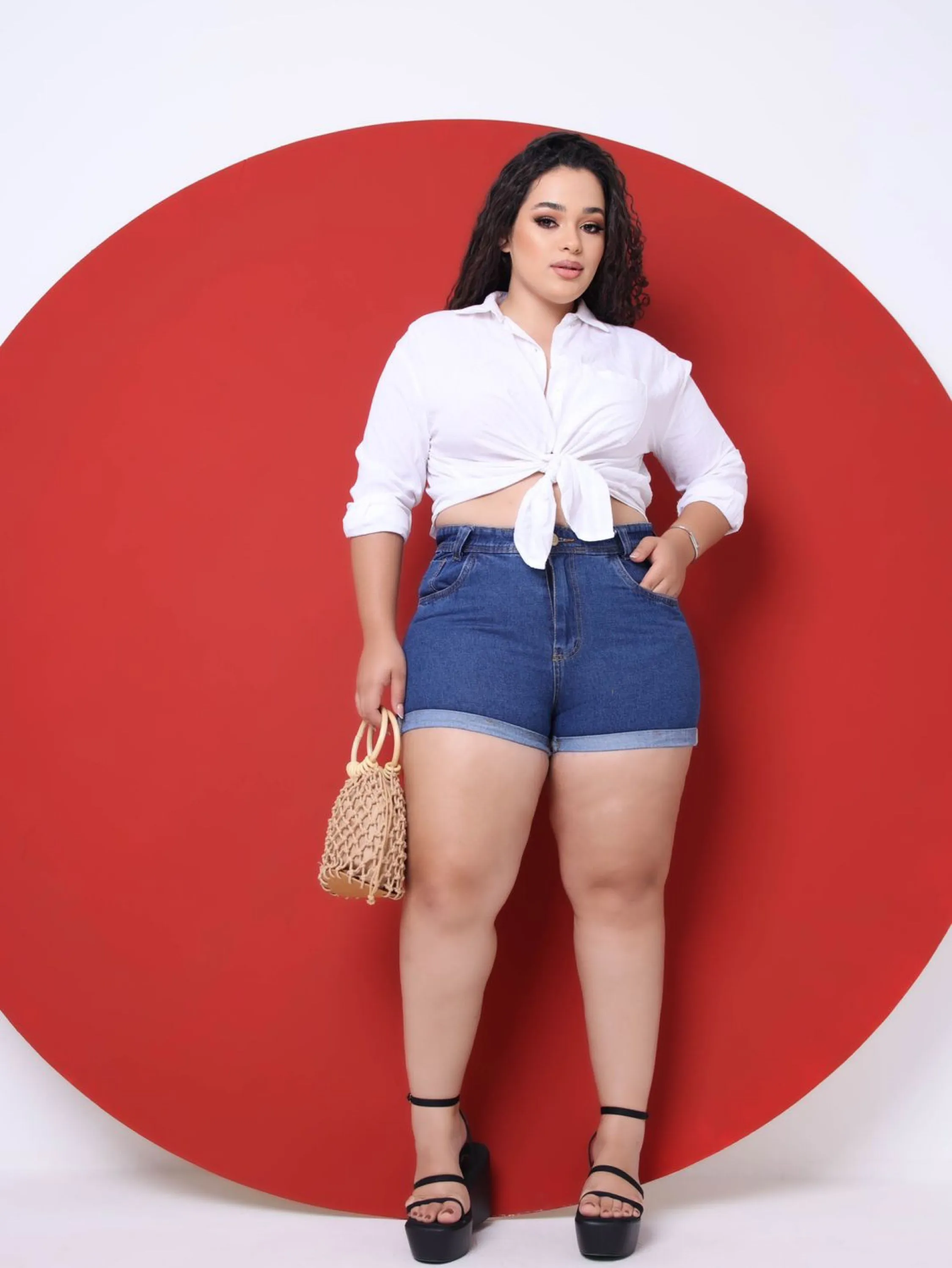 Short jeans feminino plus size barra virada com elastano