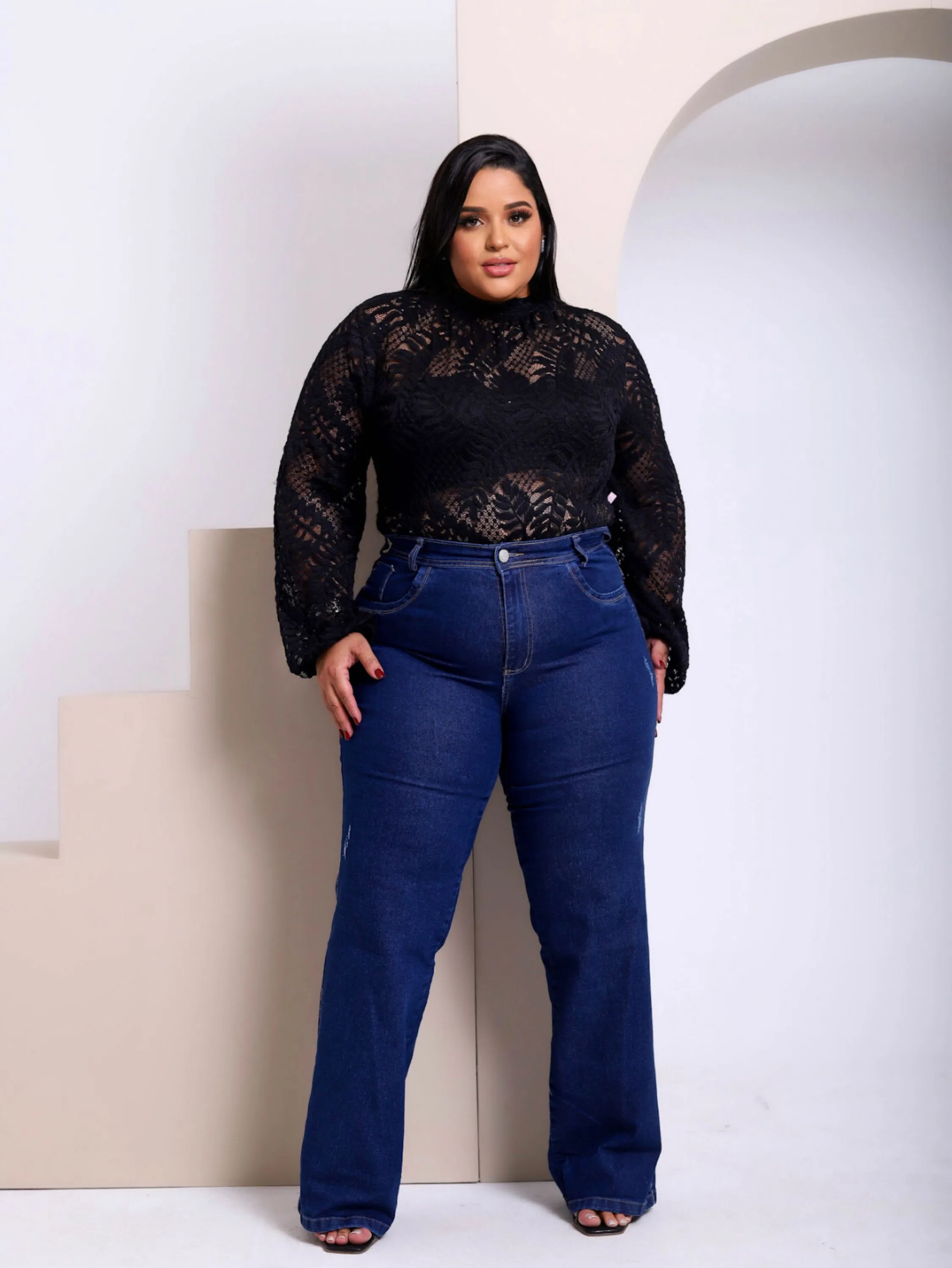 Calça wide leg jeans plus size cintura alta com elastano lavagem escura