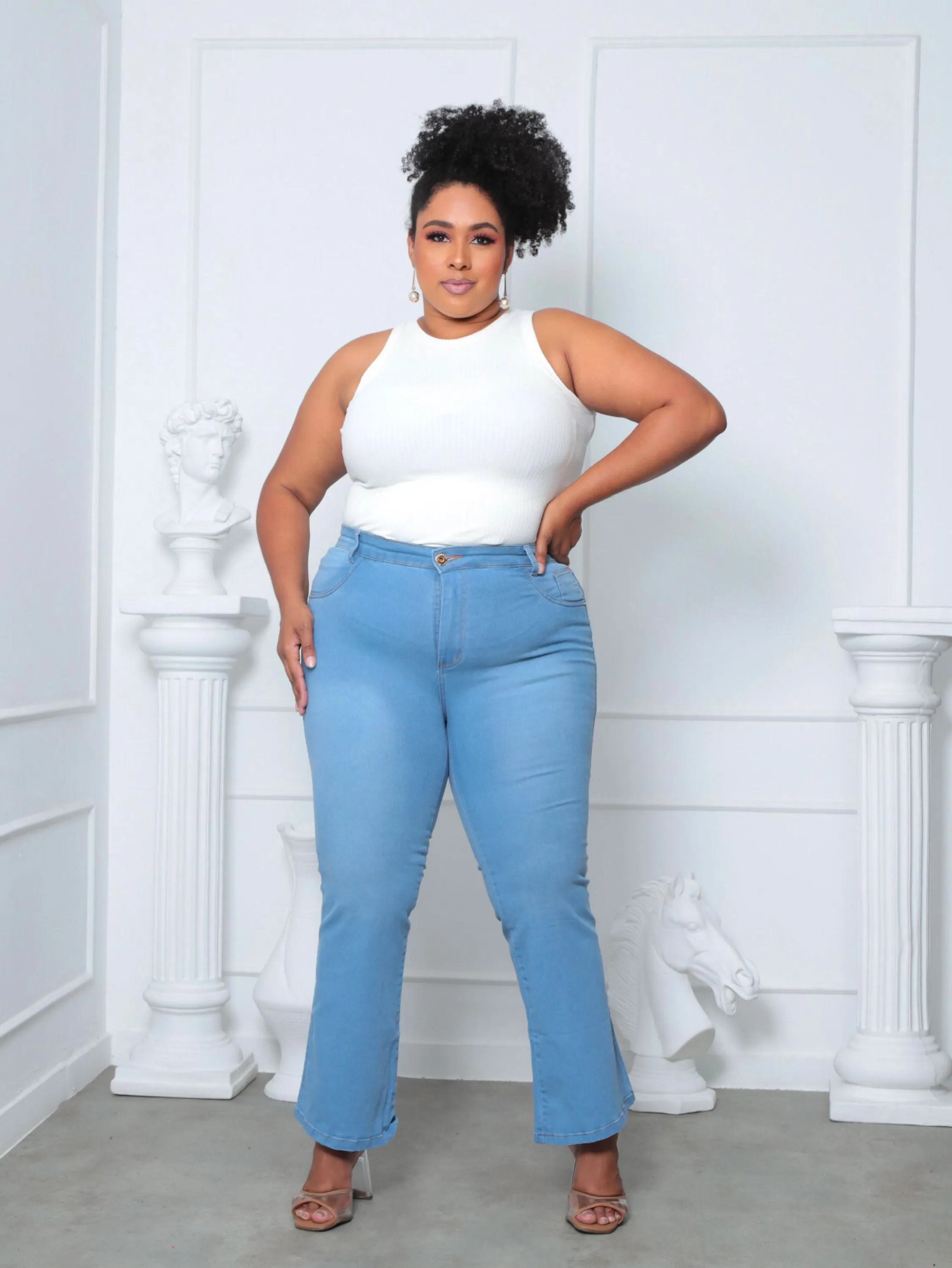 Calça flare plus size clara com elastano