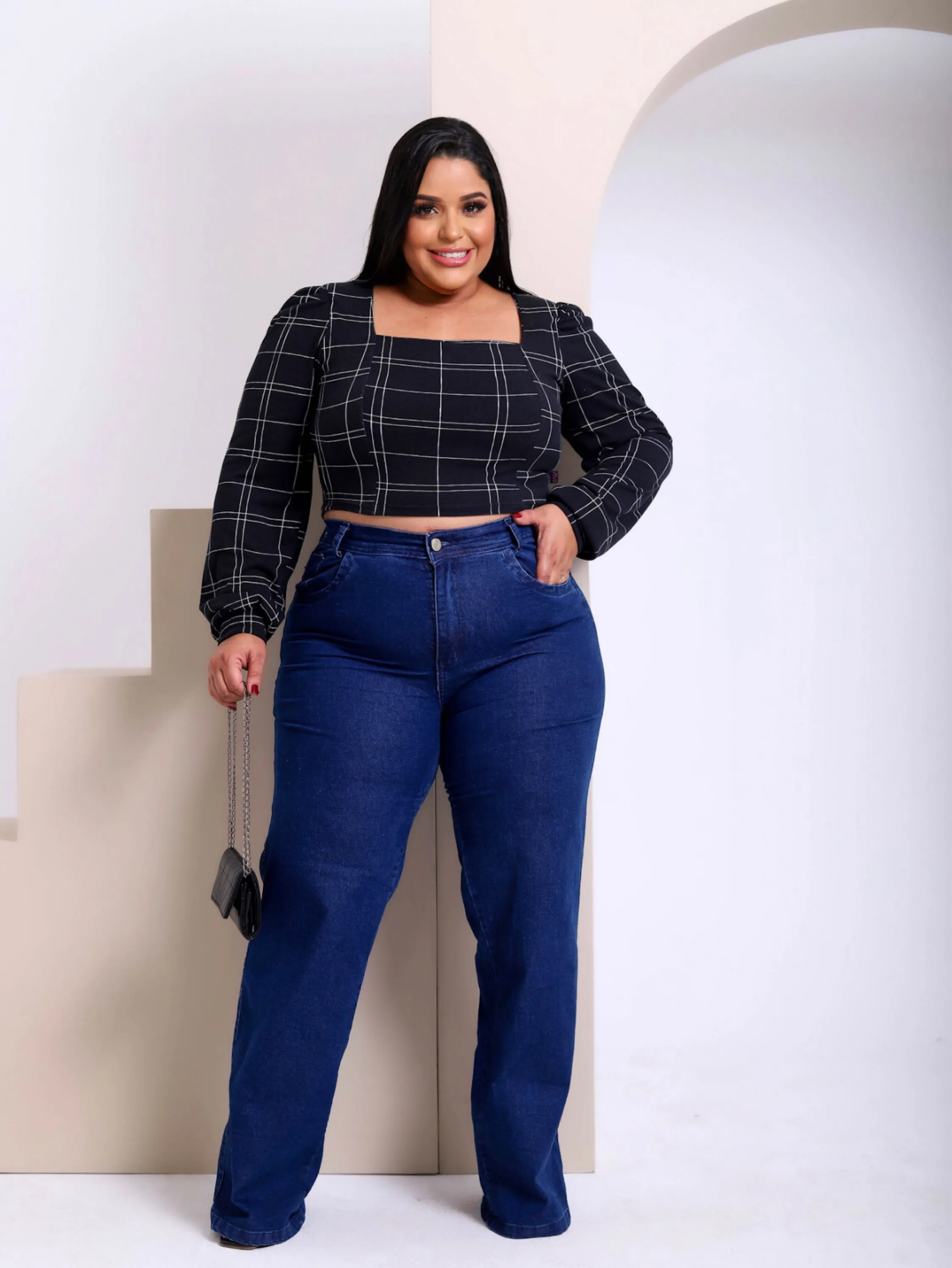 Calça wide leg jeans plus size escura lisa cintura alta com elastano