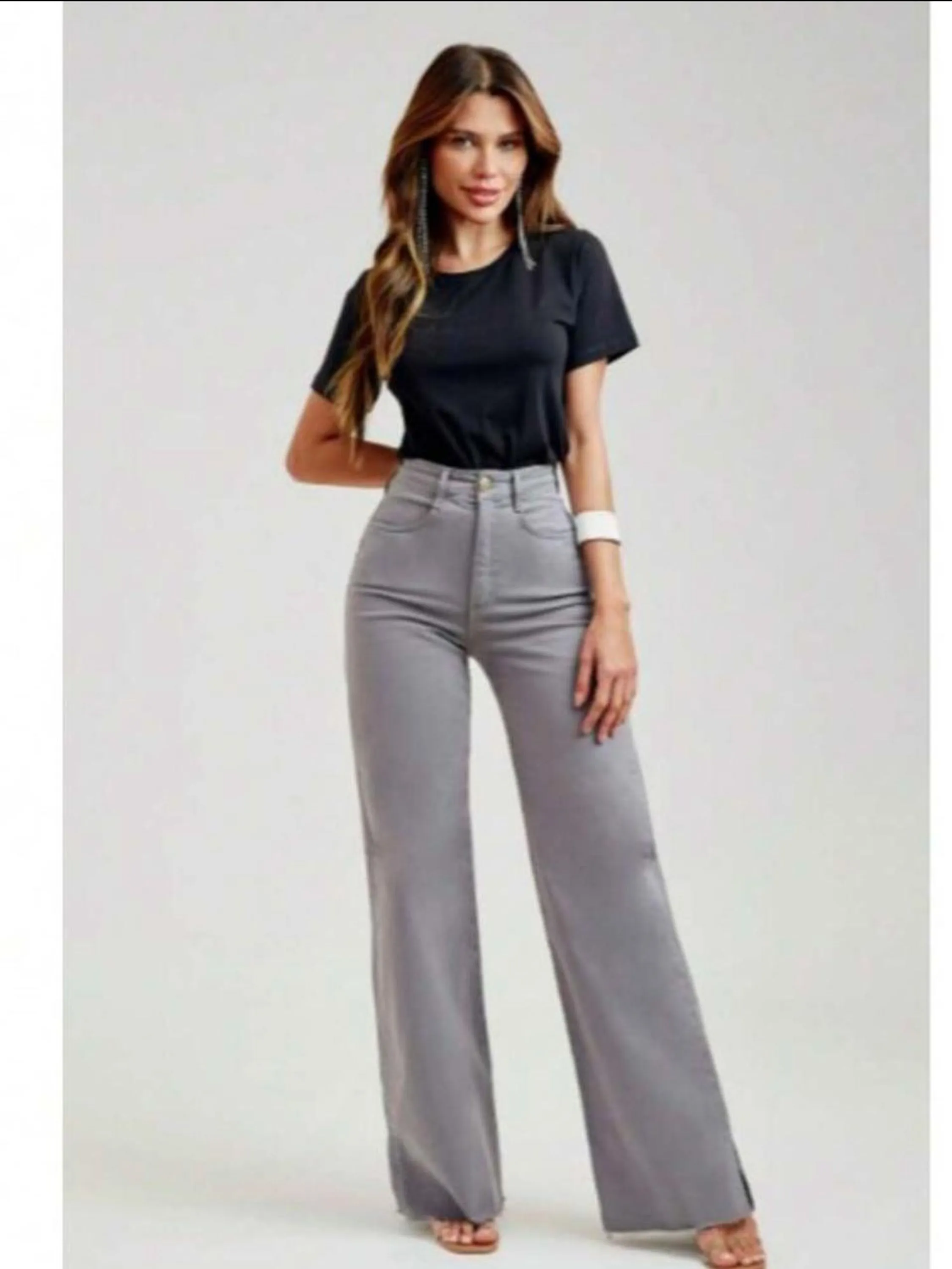 Calça pantalona jeans cor cinza clara.