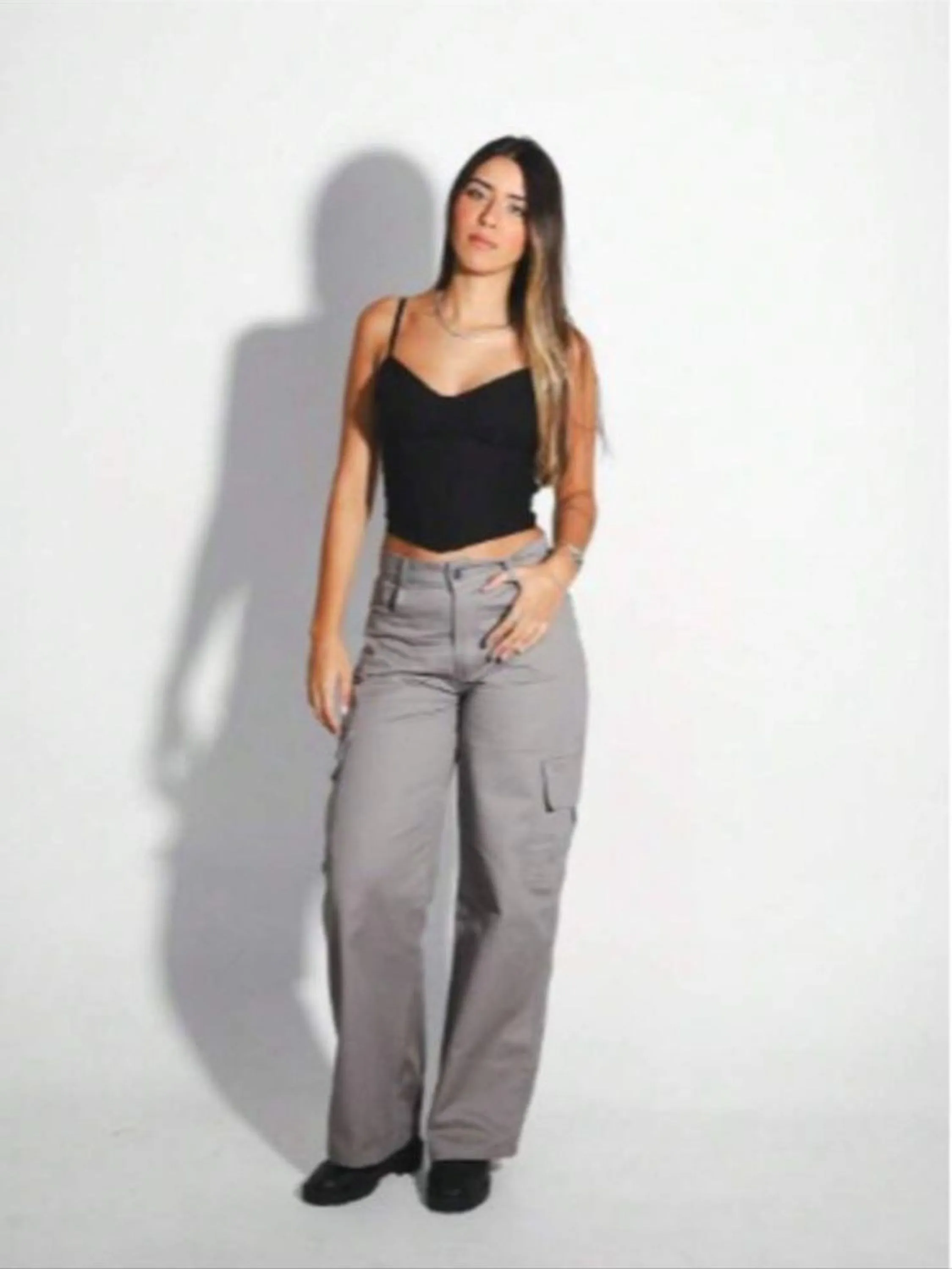 Calça jeans feminina cargo cor cinza escuro.