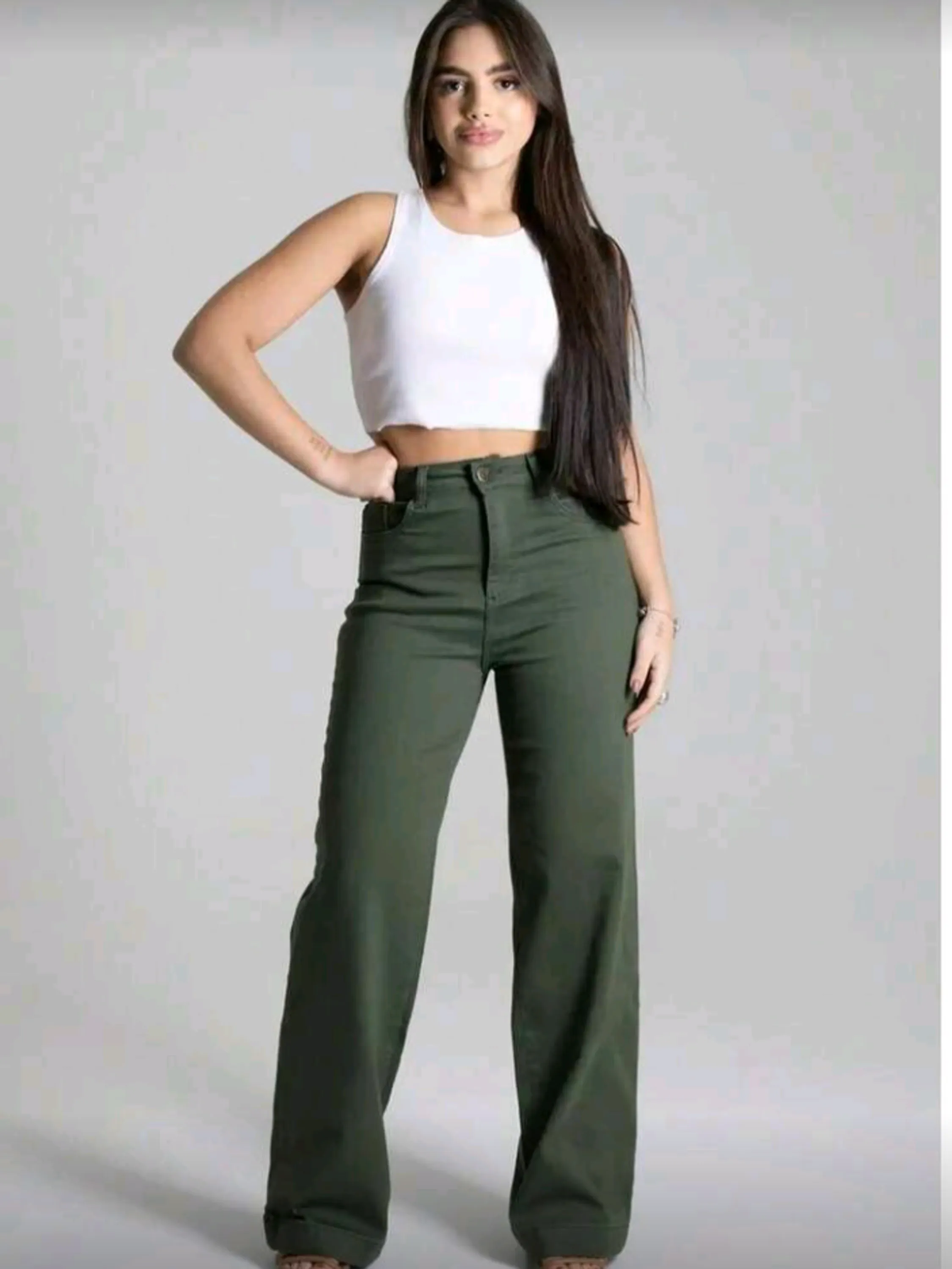 Calça pantalona/ wide leg cor verde militar.