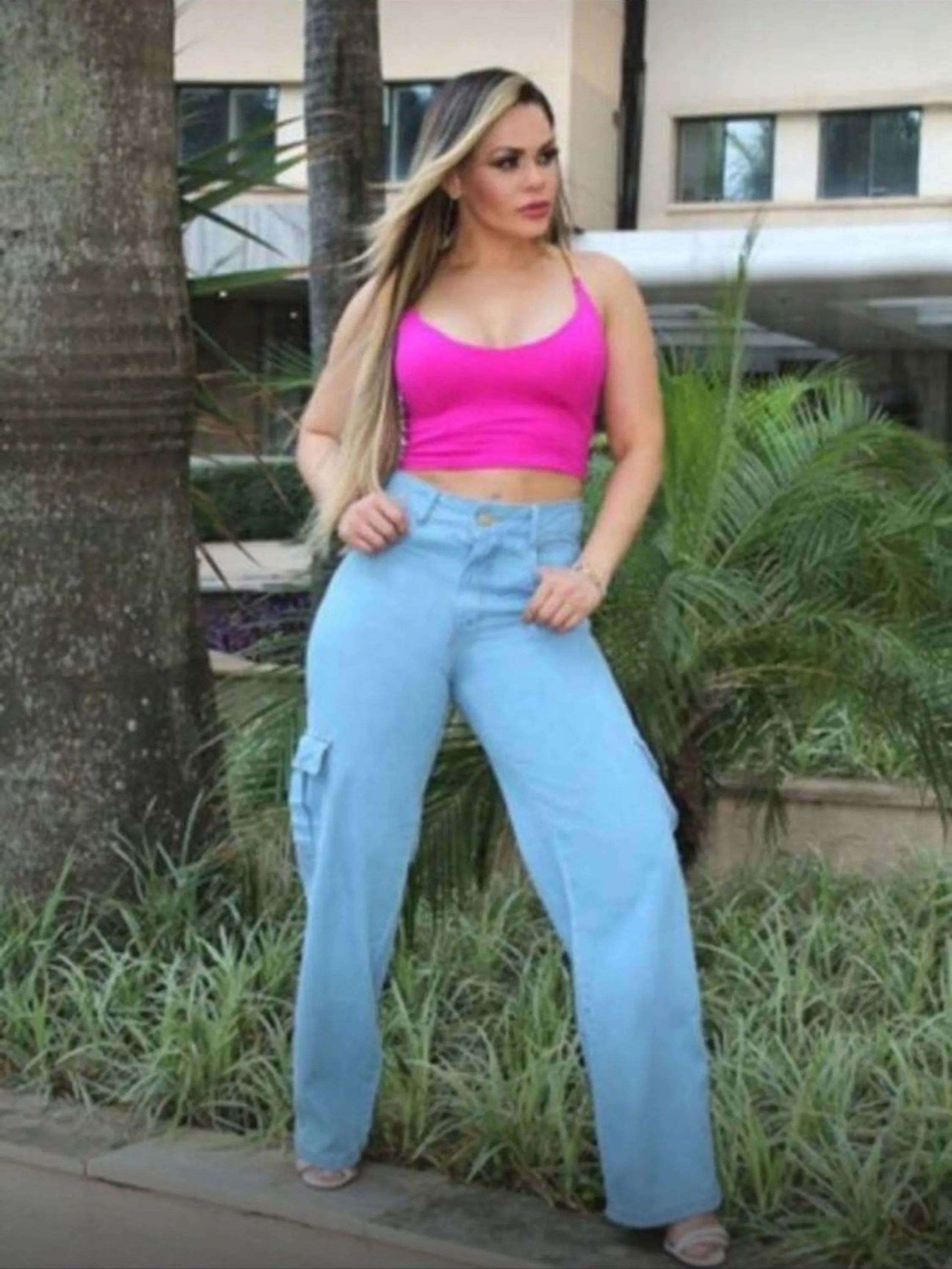 Calça jeans feminina cargo lavagem médio.