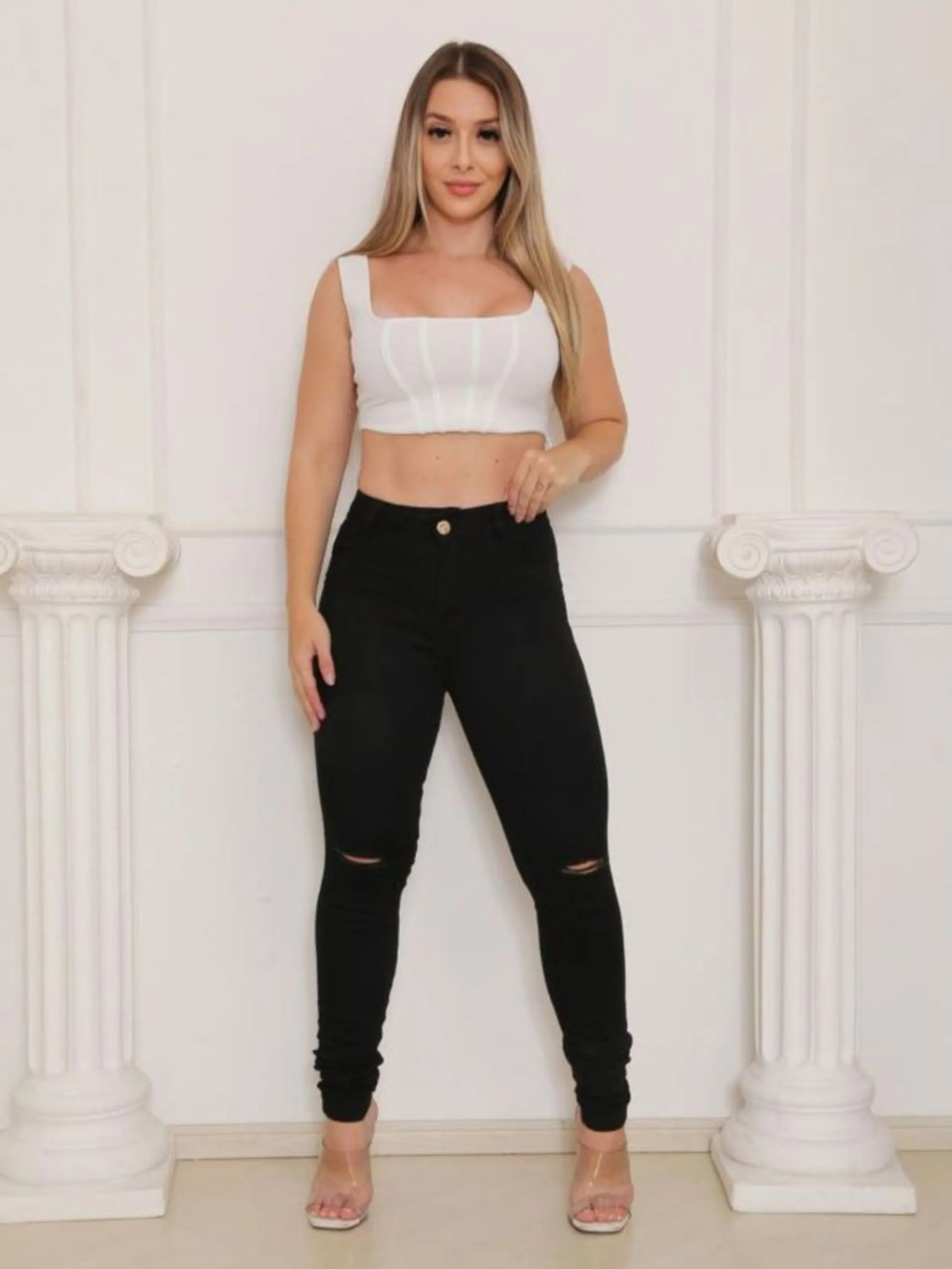 Calça jeans feminina modelo skinny com rasgo no joelho