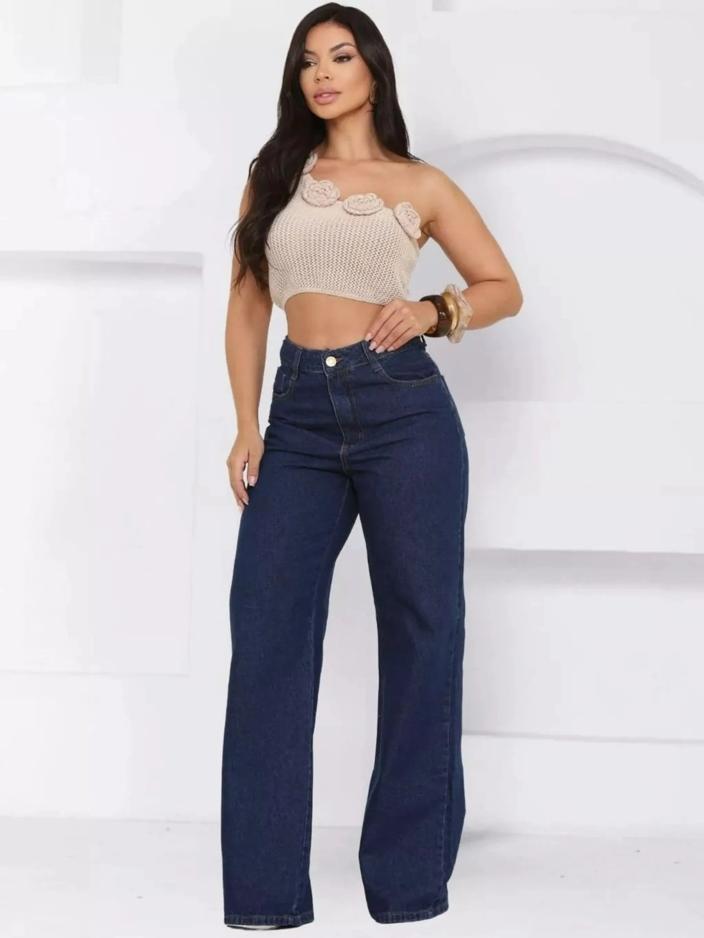 Calça jeans feminina pantalona lavagem escuro.