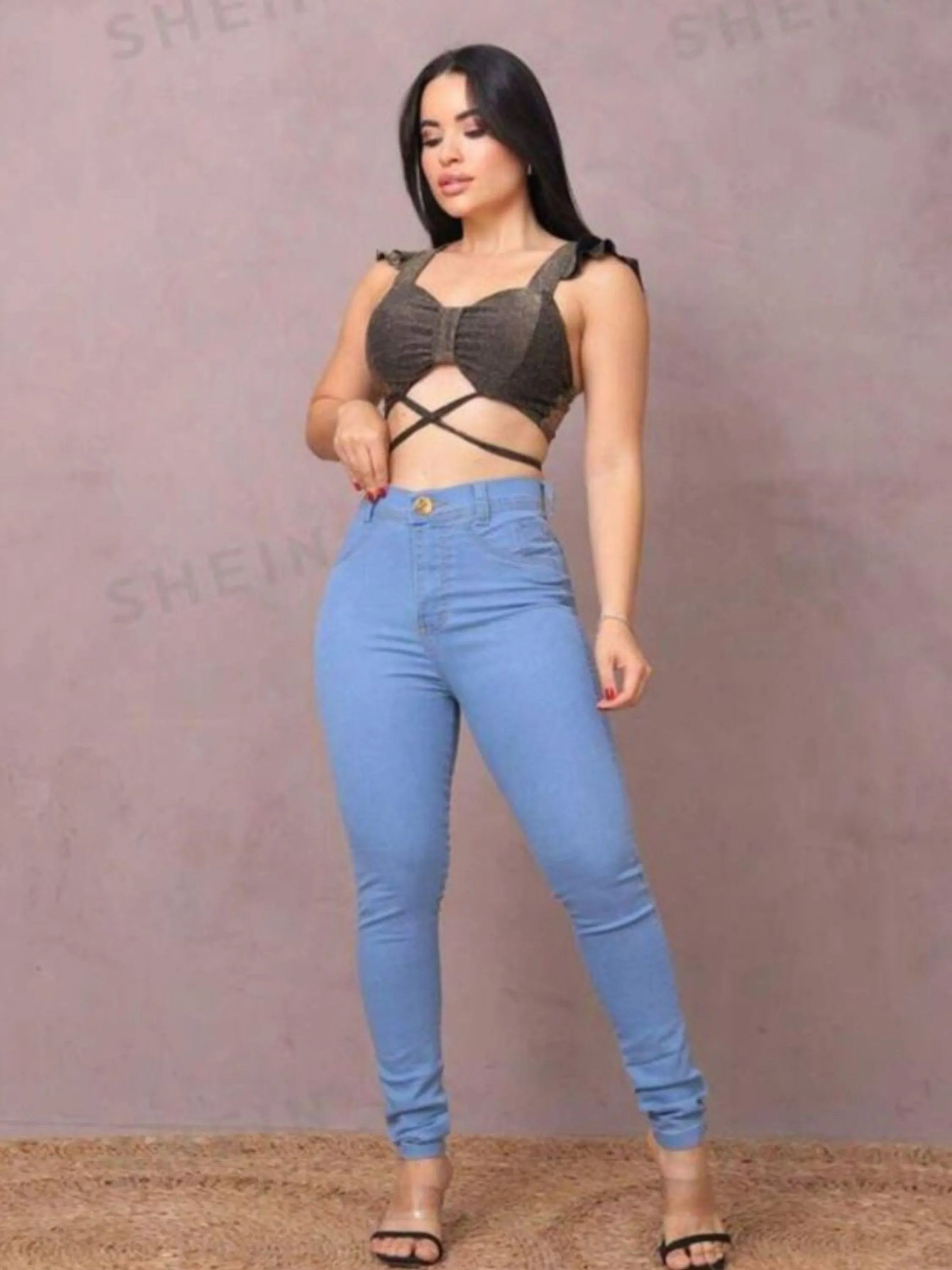 Calça jeans feminina modelo skinny lavagem media cintura alta