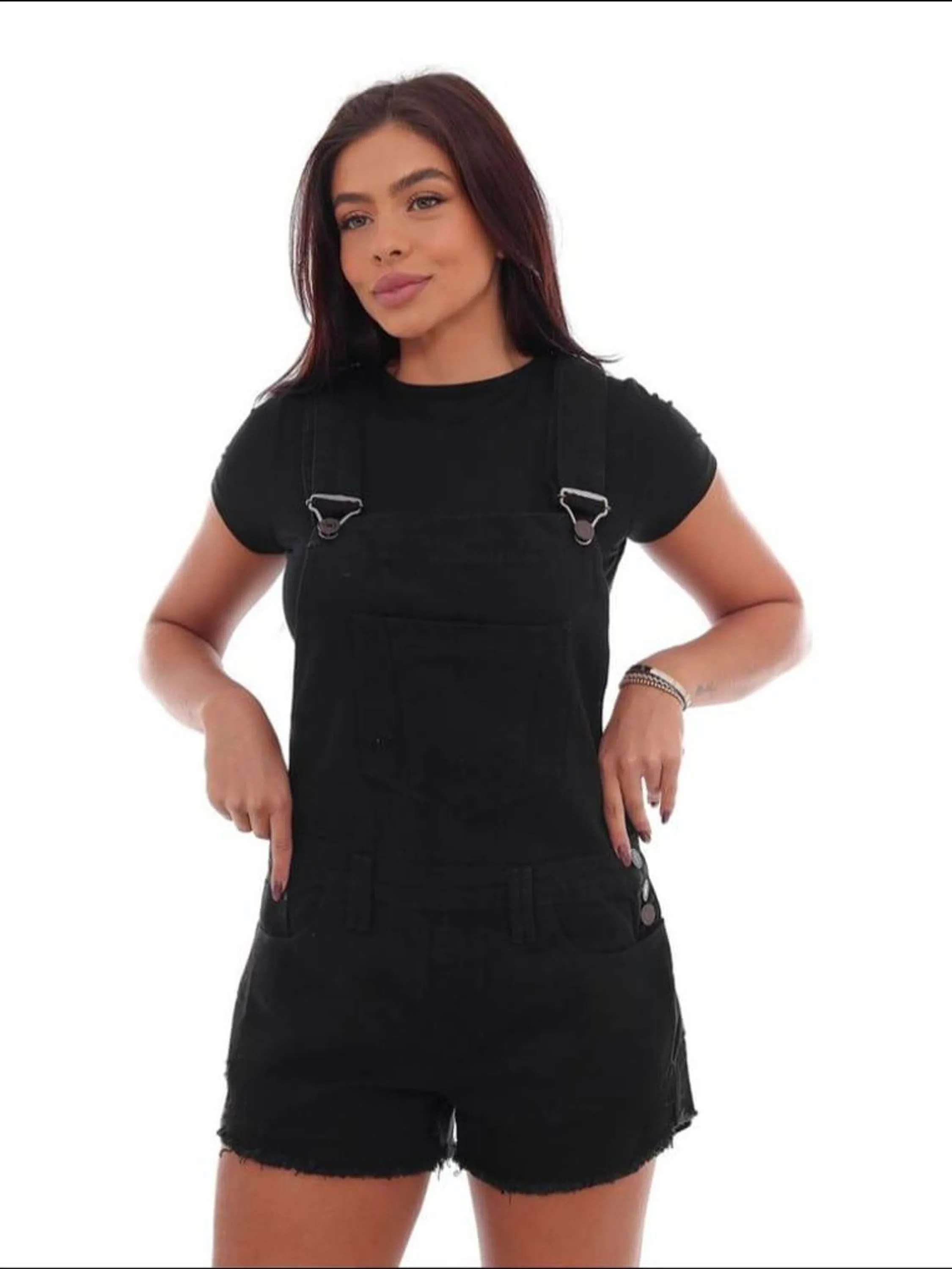 Jardineira shorts preto com Lycra barra desfiado.