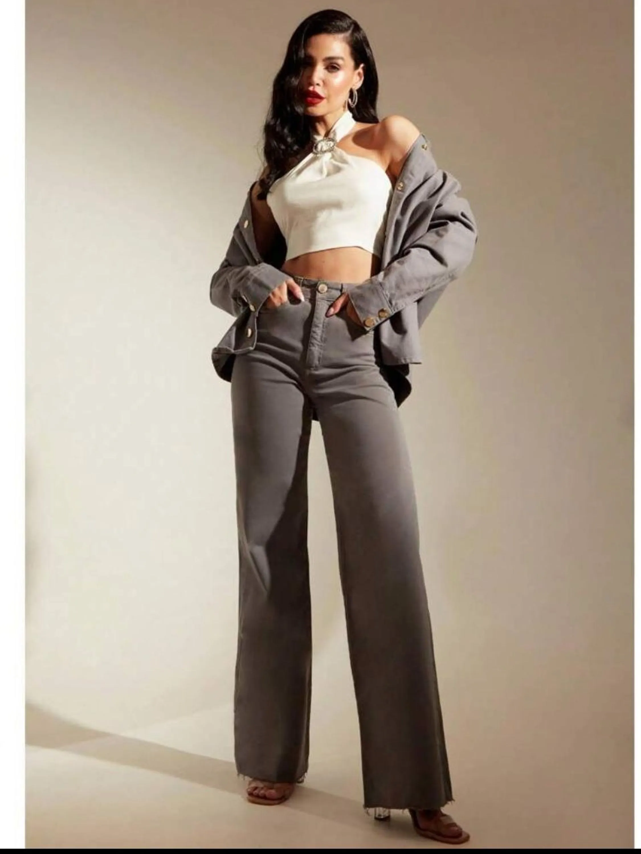 Calça jeans feminina pantalona cor cinza escuro