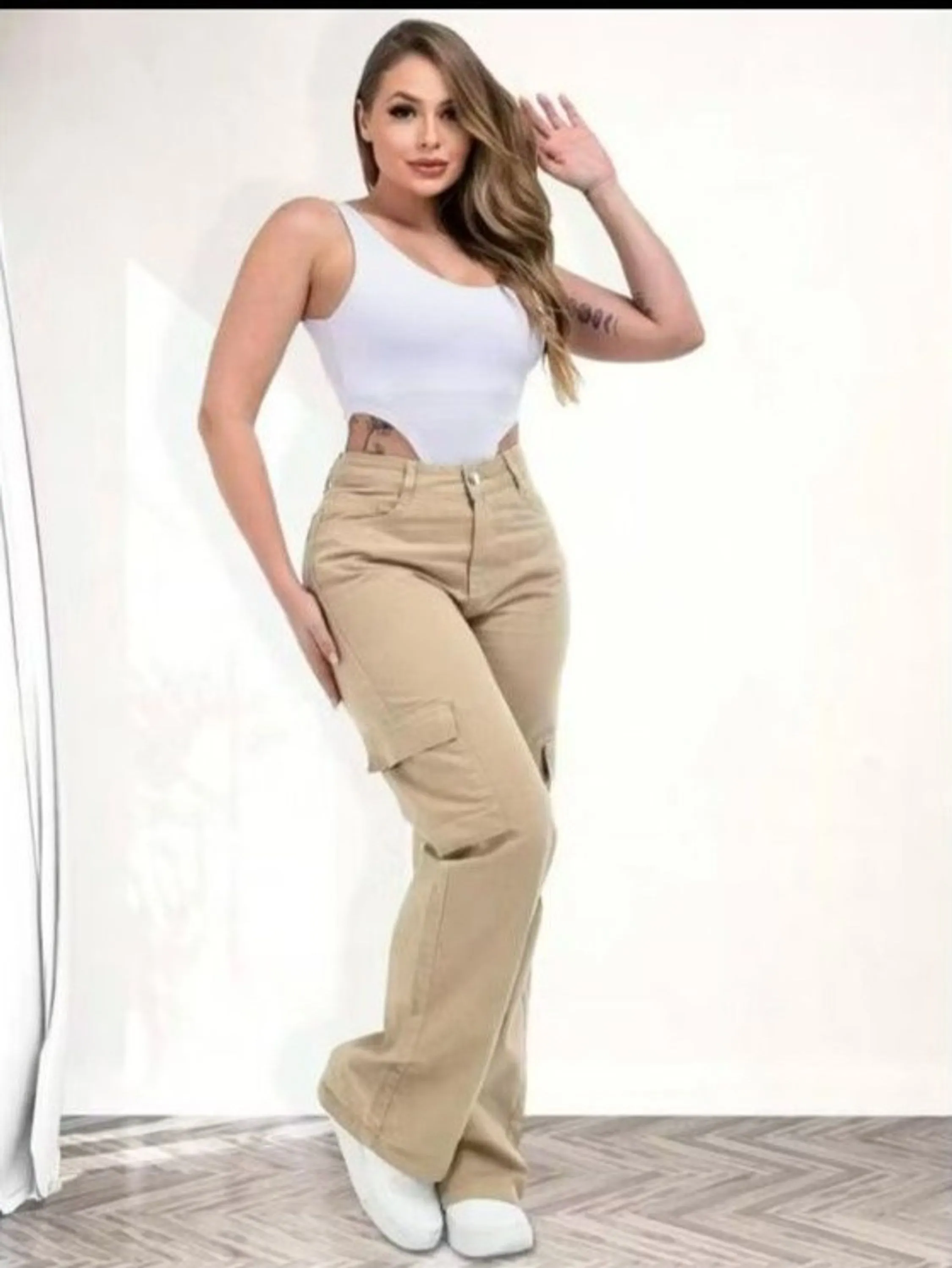 Calça pantalona \wide leg cargo cor bege caramelo.