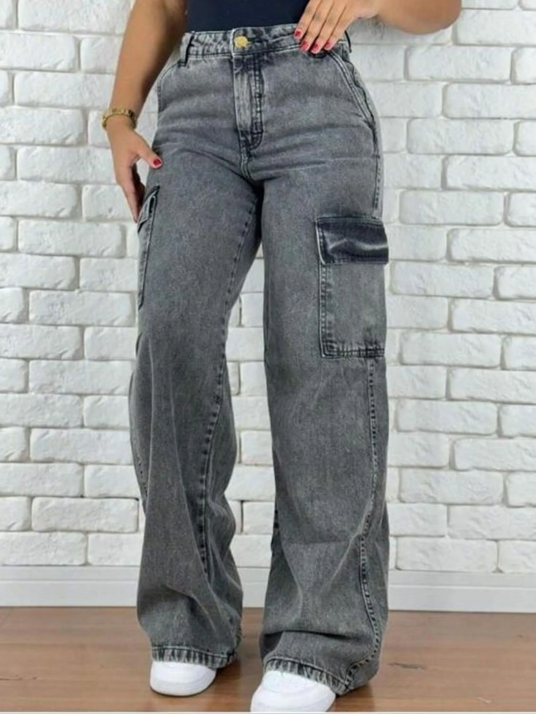 Calça feminina cargo com bolsos cinza grafite