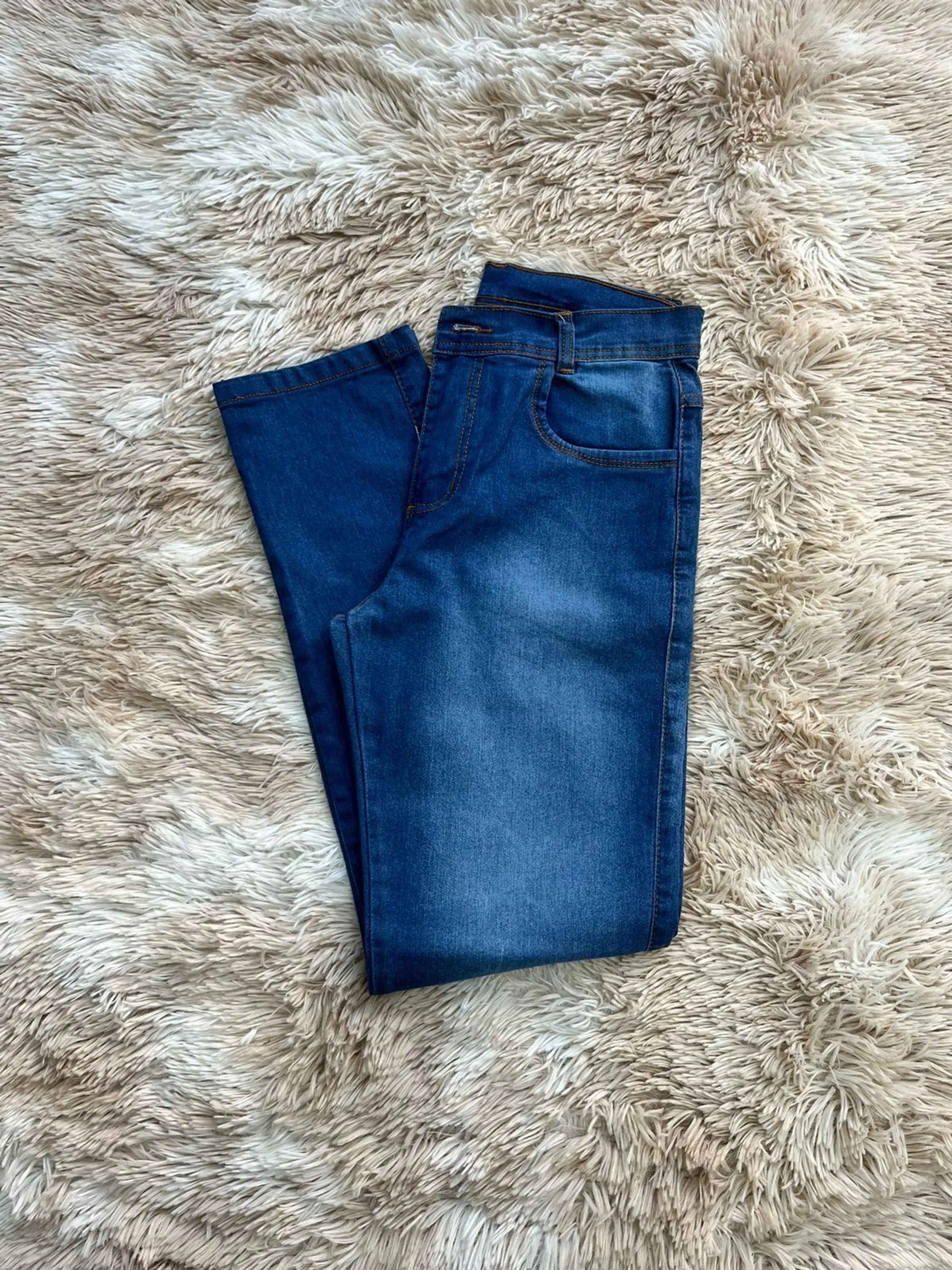 calça jeans masculina  lavagem media com elastano