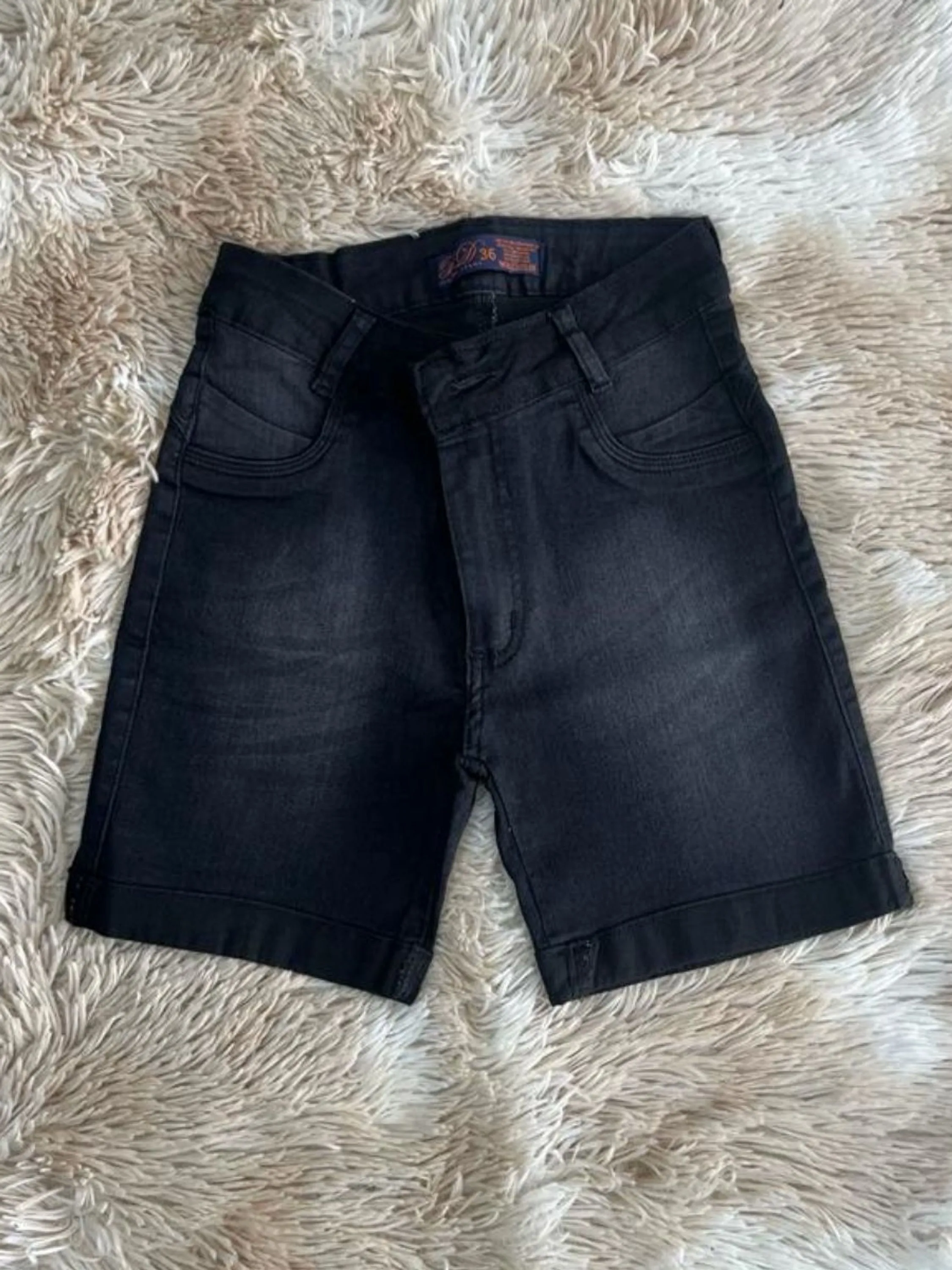 shorts jeans feminino  modelo meia coxa com elastano lavagem escura com detalhe na coxa