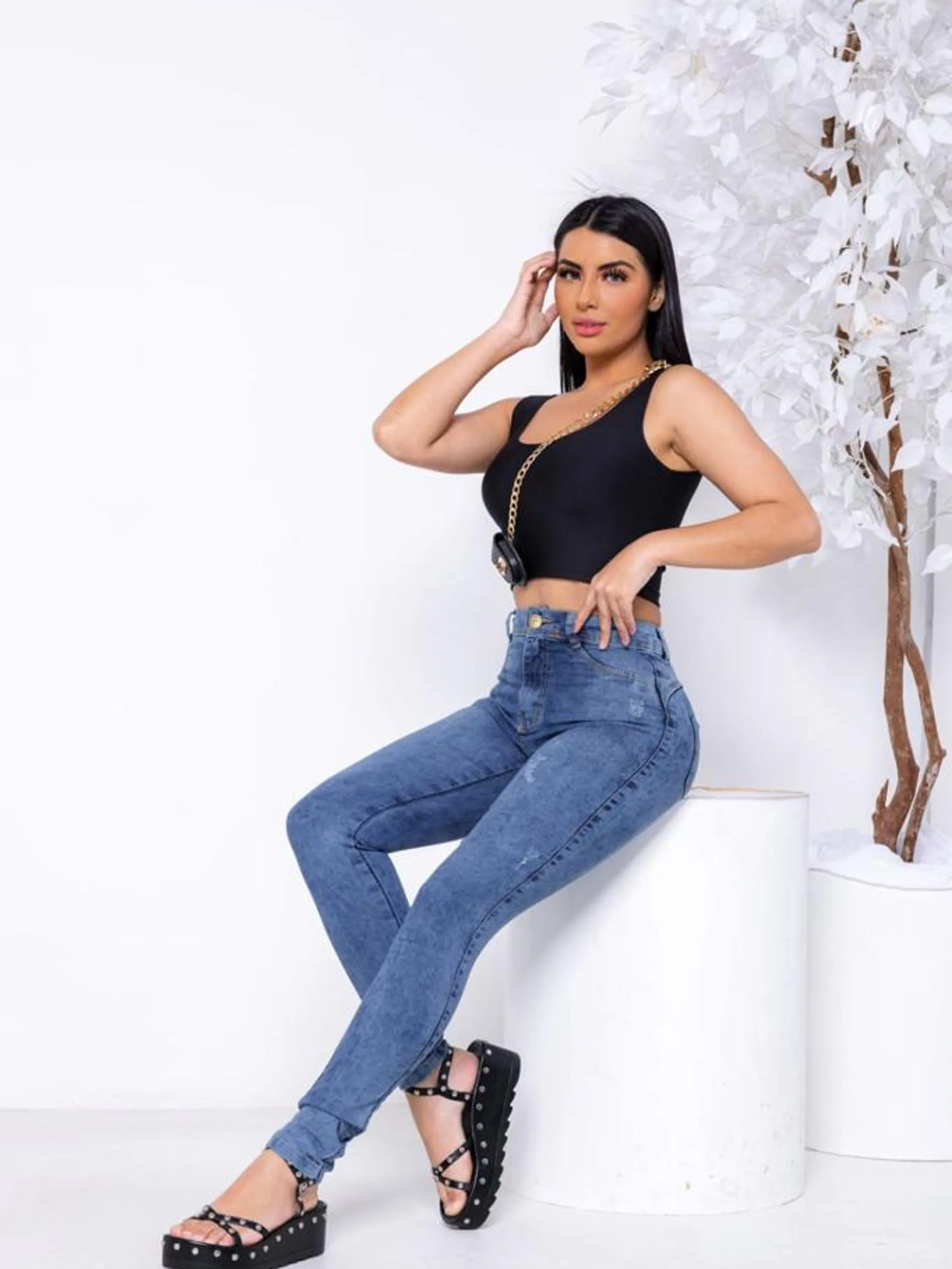 Calça jeans feminina  modelo skinny lavagem clara cintura alta