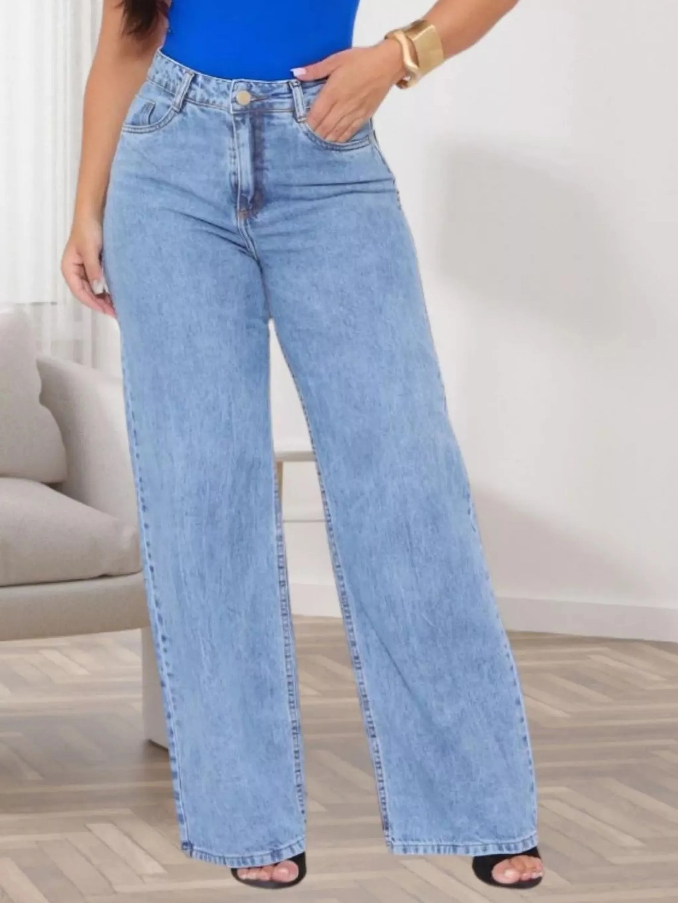 Calça jeans feminina pantalona wide leg marmorizado escuro .